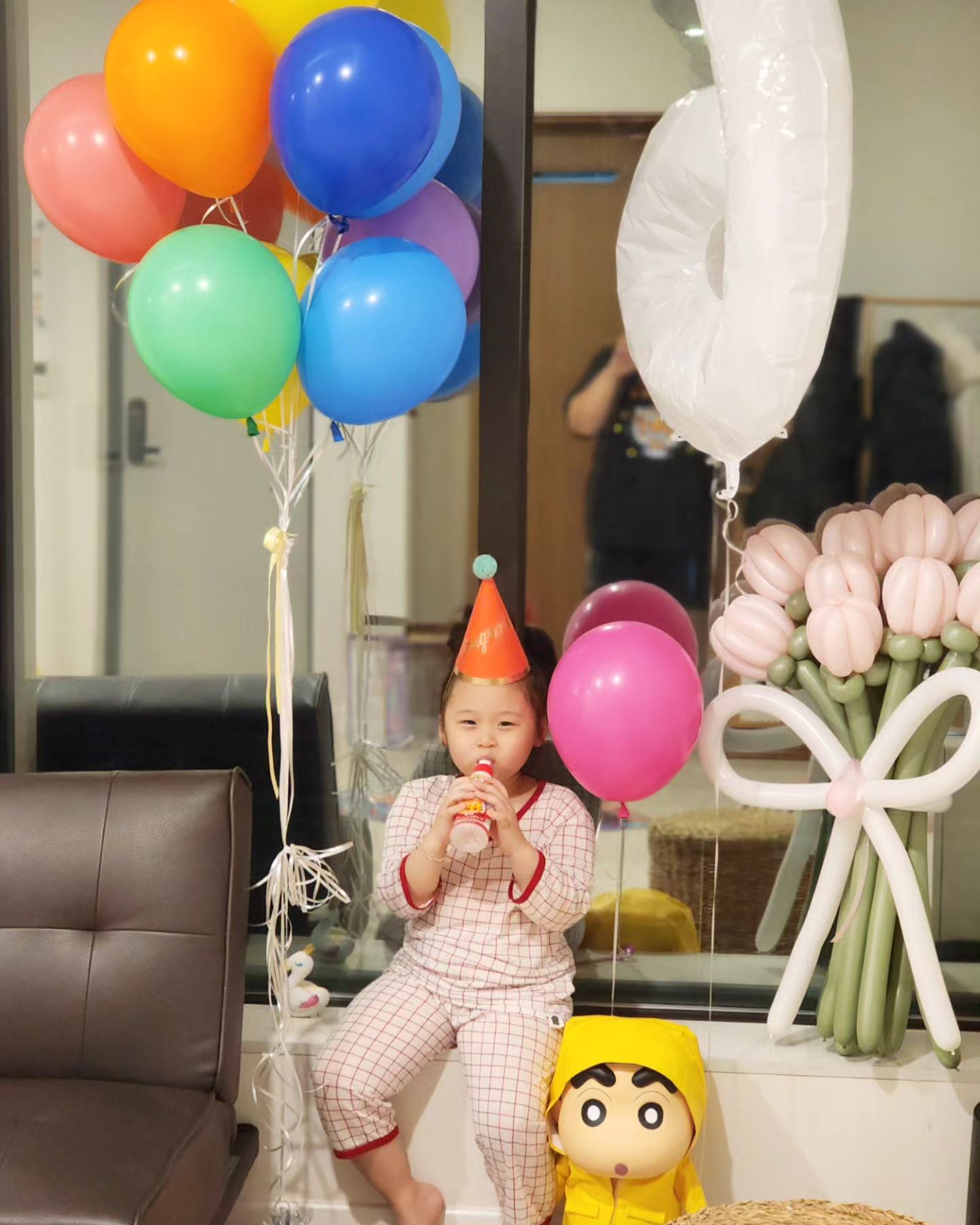 #내일생일 #생일전야제 

오늘 12시가 지나야 생일인데,
벌써부터 꼬깔모자 쓰고 지 생일 하겠다고 난리네~
오늘하면 내일 또 해야되자나~~ ㅎㅎ

아이고~  머리야~~ ㅋㅋ
생일이 큰애랑 붙어있어서 한번에 다 해버려야하는데
이번엔 따로 3번이나 하게 생겼네ㅋㅋ

ㆍ

ㆍ

#6일생일자 #생일도아닌데벌써설치고난리
#몇일을생일할거야
# ㅋㅋㅋ