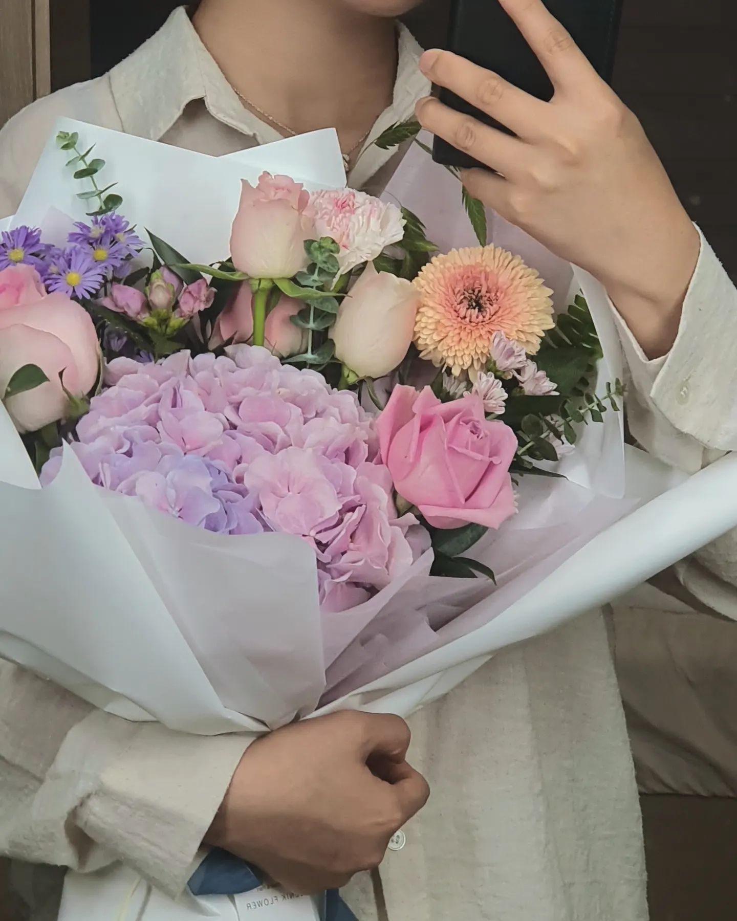 ⠀
⚘️
⠀
주말 부부인데
어째 저째 이번 주 못본대서
이해는 됐지만
내심 섭섭해하고 있었는데
⠀
꽃 사놓고 집에서
기다리고 있는거 있죠😚

꽃 길이 맞추는거 실패해서
굉장히 복작복작하게 담겼지만
그래도 이쁘네요💕

⠀