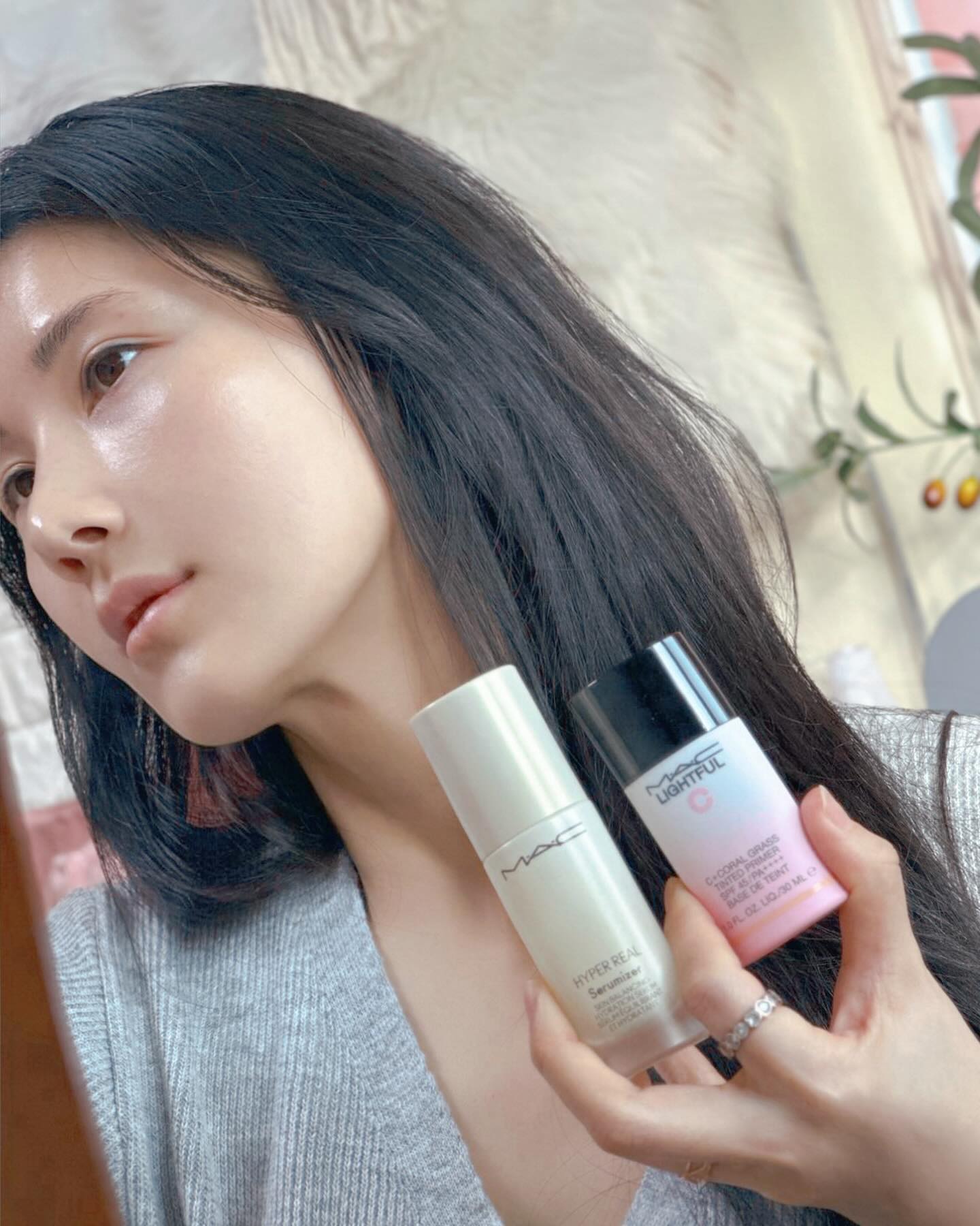 #제품제공 maccosmeticskorea 
⠀
🌸맥이 피부표현 잘하는거 알고있었지만
스킨케어 맛집 제대로 찾은것 같아요!
데일리 루틴으로 너무 좋은, 맥 톤결케어 듀오에요~❣️
⠀
➰일교차도 커지고 피부 건조함도 커지는 요즘
맥 #하이퍼리얼세러마이저 는 세럼+모이스처라이저의 하이브리드 제형으로
화이트 피오니의 꽃결케어 포뮬러가 피부를 탄탄하고 매끈한 결로 케어해준다고해요.
각질 케어를 돕는 나이아신아마이드가 들어 피부 톤결까지 맑게 정돈해주니
바를수록 만족스러운 잇템!
얇고 촉촉하게 발리는 텍스러가 피부 속 수분을 채워줘 수분충전과 동시에
피부 결을 탄탄하고 맑게 만들어줘 요즘 광채피부 뿜뿜한다는 사실~
⠀
➰말이 필요 없는 #로즈톤업베이스 는
프라이머 + 메이크업 베이스의 장점만을 모아낸 제품으로
#꽃광베이스 의 자연스러운 톤업과 피부 표현까지 예쁘게 해주니까!
요즘 촉촉하게 들뜨지 않고 베이스가 유지되는 느낌이에요.
⠀
✨두가지 함께 사용하니
시간없어 촉박하던 아침이 예쁜 광 피부로 표현되며
시간도 단축되니까~
이만한 인생템 없는거죠?!
⠀
건조하고 푸석푸석한 피부가 고민이라면,
#맥톤결케어 듀오로 종결해보세요!!😘
⠀
⠀
#맥 #MAC #꽃결세럼 #스킨케어추천 #맥꽃결듀오 #맥스킨케어 #싱글즈 #인품사