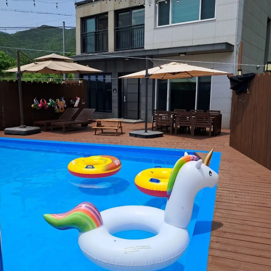 #광고
지금부터 준비해야할 여름휴가 !
자연과 함께하는 #경남펜션 소길채
독채펜션에 프라이빗한 풀도있어서 
조용하게 힐링할 수 있는 곳이야
깔끔하고 아늑한 내부에 
산과 풀들이 가득해서 진짜 힐링 
#양산풀빌라 여기가 최고
.
소길채 
주소 : 경남 양산시 원동면 감토봉길 
(https://naver.me/FRc6YbRh)
홈페이지 : https://sogilchae.modoo.at/
TEL : 010-2607-4148
.
#경남독채펜션 #양산독채펜션 #경남풀빌라 #양산펜션 #경남커플풀빌라 #양산커플풀빌라 #경남커플펜션 #양산커플펜션 #경남가족풀빌라 #양산가족풀빌라 #경남가족펜션 #양산가족펜션 #풀빌라 #독채펜션 #미온수펜션 #미온수풀빌라