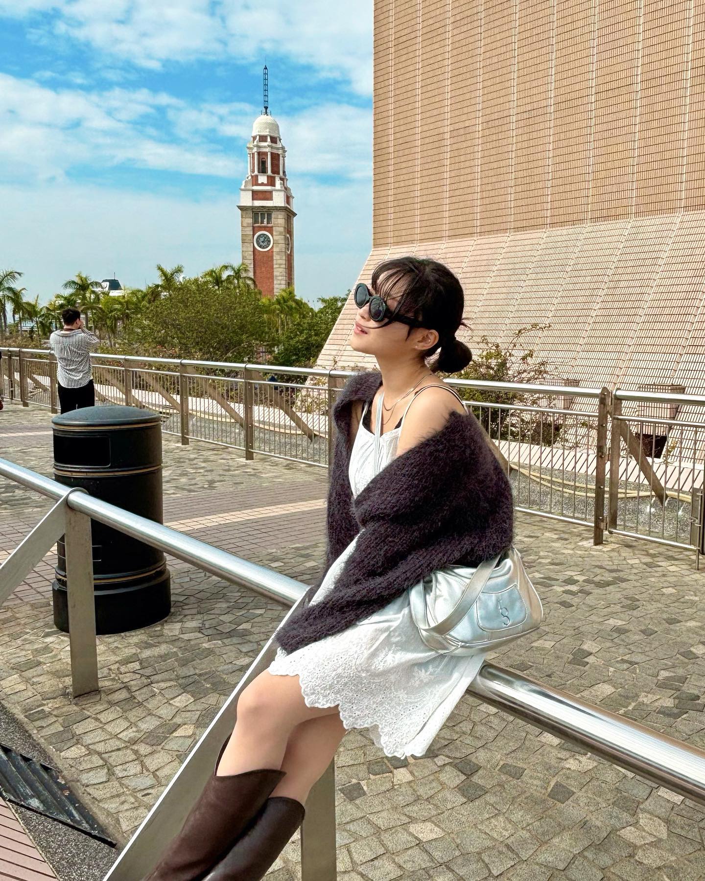 🇭🇰#2 침사추이 시계탑~리펄스베이

아니 1월인데도 여긴 이렇게도 해가 쨍쨍하다구요,,,?
패션이 아니라 징짜 살기위해 착용했던 썬구리 😎

-

원피스 너무 안어울린다고 했던 
우리 가족들•••
나 그래도 입고싶은 거 입어야겠다며
꾸역꾸역 들고가서 입었는데 어떤가요?😂

허리라인 잡아주지 않으면 아방한 핏감에 사라지는 실루엣때문에🥲
#신발끈 으로 살짝 묶어줬답니댜ㅎ

폭실한 니트 볼레로까지 걸쳐주고
#웨스턴무드 부츠까지 신어줬더니
생각보다 저는 너무 맘에드는 #홍콩코디 가 되었는데여 🏃🏻‍♀️🏃🏻‍♀️🏃🏻‍♀️

계절감이 뒤섞인 1월 홍콩에서 아주 찰떡이었습니다 크크크
(실제로 상의탈의부터 롱패딩까지 봐버렸어요)

-

#침사추이시계탑 은 역시 너무 이뻤고... #스타의거리 는 생각보다 기대안했는데 하버뷰가 너무너무 이뻐서 또 행복했어요🤍🫶🏻
징짜 잘 왔다...!

#repulsebay 에서 날씨가 너무 좋아서 맨발로도 거닐고, 실컷 해변 즐기다왔는데요.
#리펄스베이 진짜 왜 좋은 지 알겠더라는...꼭 가세요 꼭 힐링 그 잡채 ㅜ

바닷바람에 머리 다 뒤엉켜도 그 어느날보다 힐링했던 날이에여

✨✨