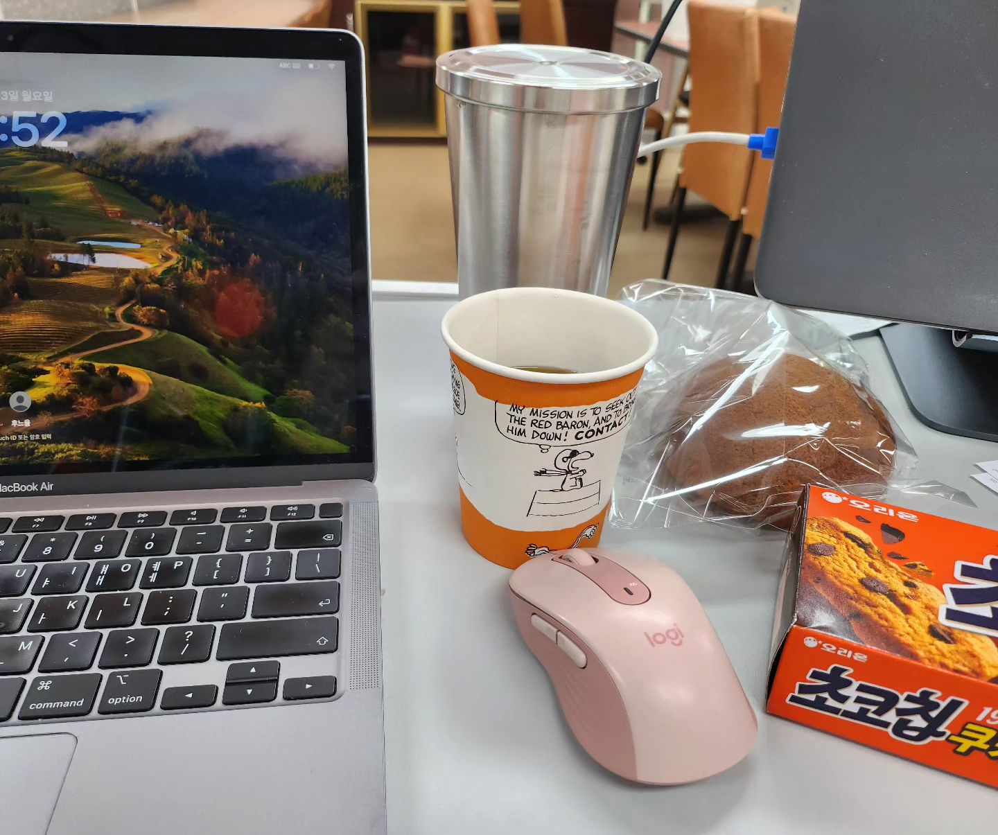 예전엔 브런치 카페에 앉아
여유롭게 브런치 즐기는 엄마들이 부러웠고
지금은....
브런치보다.....
아침에 커피 한잔 테이크아웃해서
여유롭게 출근하는 사람들이
부럽다고 했더니....
오빠가 아침에 커피를 내려줬다.
아침마다 전쟁치루듯 호다닥 뛰어나가면..
가끔 아니 자주 전기 코드도 불안하고...
아침에 애들 얼굴한번 더 못본게 아쉽지만...
다~~~~~~~~~~~~~~~
너희를 위한 길 이란걸 ㅠㅠ
학원비 한과목 얼마라고??????
20만원 시대는 끝나쓰 ㅠㅠ....
그래도...
남들은 초1부터 보냈지만...
난.... 내가 가르친 긴시간..
돈 굳었다 생각하며..
방학엔 영어 특강도 알아봐야지ㅠㅠ
문법을.... 한국말로 정리가 안된 아이들을 위해..
더 열심히 살자ㅠㅠ.....