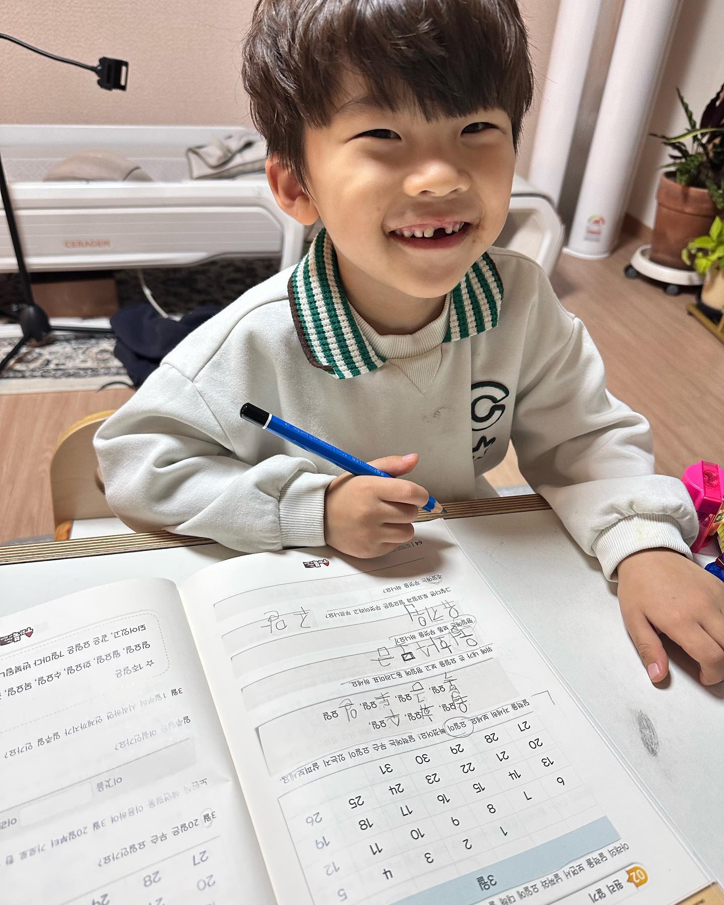 매쓰스타트B단계 하면 할수록 퀄이 참 좋다 느낌👍
가자 수영캠프로 라는 책을 읽고 워크북을 풀어보는데
캠프를 가기 위해 여러마리 상어들이 요일별 왕복운동을 하고
그 수를 계산해보는건데 와.. 읽는 나도 이렇게 깊이 있는 수학동화가 또 있나 싶었음. 
수학동화 선별하여 워크지를 푸는건데 
모두모두 만족❤️❤️
저번주는 여행가느라 못했던 홈스쿨 다시 마음 다잡고 시작❤️

유노는 요일개념이 들어가니깐 눈이 반짝반짝😁
일요일은 앞으로 해도 뒤로 해도 똑같다며 
신기해하기까지❤️
이번껀 얼마나 집중을 했는지 입이 쭈~~욱 나올정도로 집중 ㅋㅋ 
7세꺼도 잘 따라와주는 유노~~🥹
이번 홈스쿨도 성공❤️

#매쓰스타트 #사고력수학 #매쓰몽 #수학홈스쿨 #홈스쿨 #수학 #수학공부 #유아수학 #유아수학동화 #유아공부 #공부 #공부인증 #공부스타그램 mathmong.book suwabook_life