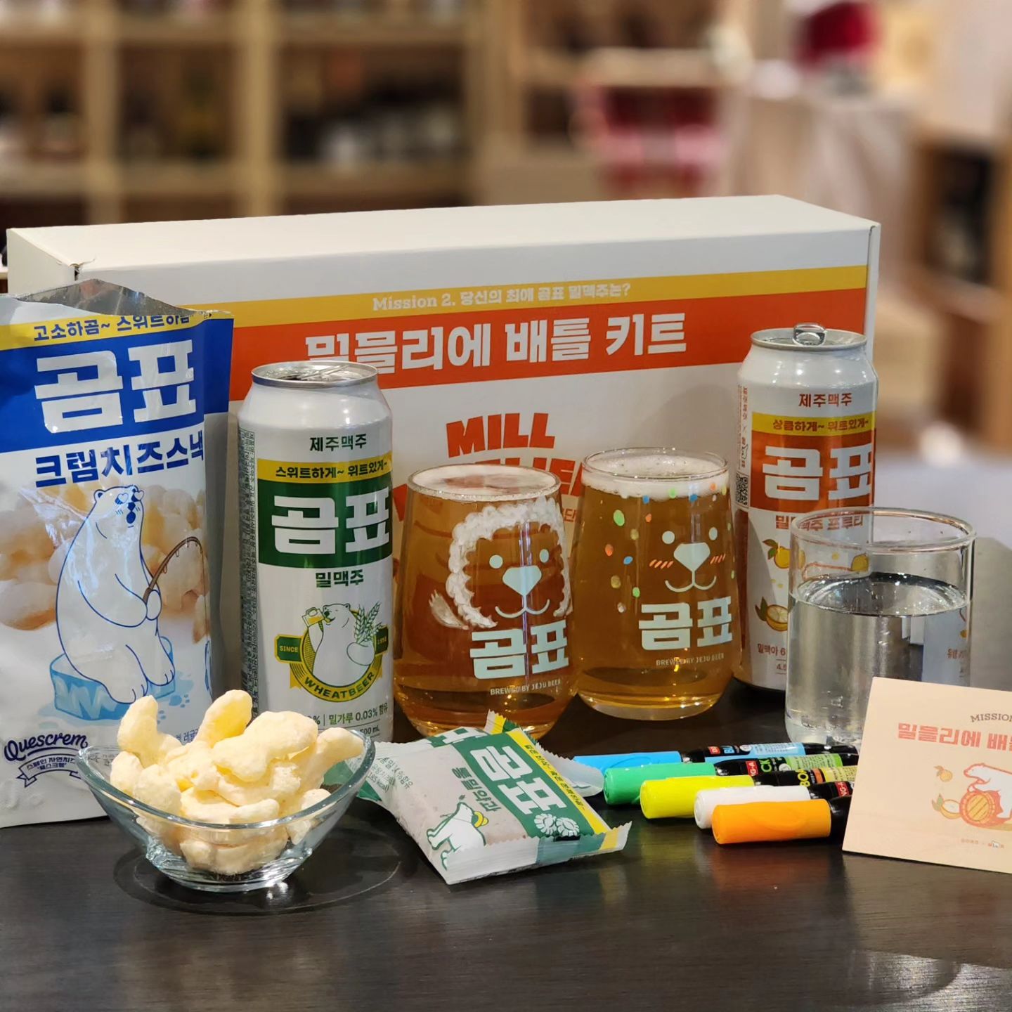 #광고 나는 곰표 밀맥주 무슨 파?
.
곰표 밀맥주 오리지널과 프루티를 마셔보면서 제 취향을 알아봤어요.
상큼한 프루티도 좋았지만
역시 오리지널이 최고지 🤭🤭
나는 밀맥주 오리지널파 💚
.
크림치즈스낵과 통밀약과와의 페어링도 좋고 약과는 완전 쫀득쫀득🍪
.
곰표맥주로 주말 마무리~~~~
연말이라 시간이 더 빨리간다 ;) ㅎㅎㅎㅎ
.
.
✔️ 본 포스팅은 제주맥주의 서포터즈 활동의 일환으로 제품을 제공받아 작성하였습니다.
.
jejubeerofficial gompyohouse 
#곰표맥주 #곰표밀맥주 #곰표밀맥주프루티 #곰표오리지널 #곰표프루티 #제주맥주