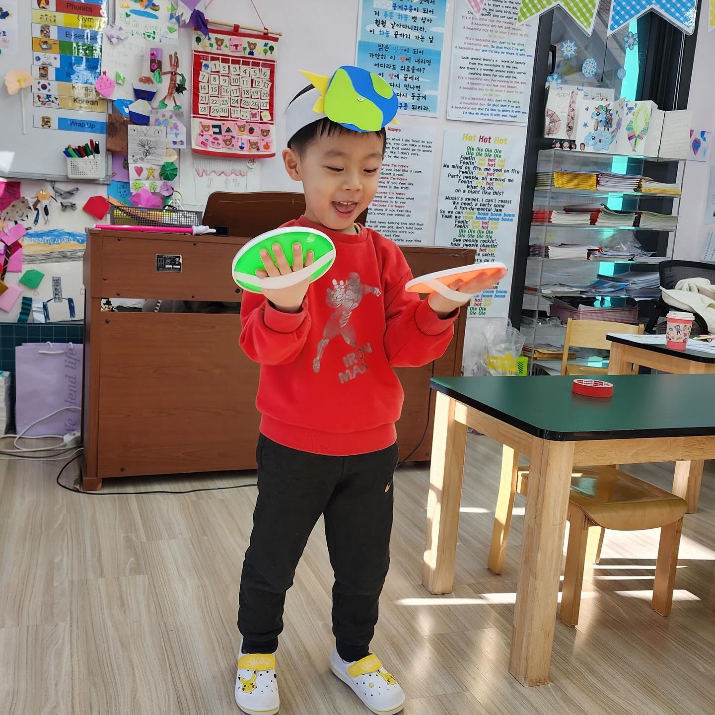 누구보다 모든 활동에 열심히인 울아들
콧물이 나아질듯하더니 안나아져서인지
이번주 매우 피곤해하는 아들!!
근데 유치원에서 사진을 보명 집중하고 신나하고
땀뻘뻘흘리며 하루를 보내는 모습이 가득👍🏻👍🏻
7살되면 영어가 더 어려워질거라 걱정하던데
선생님은 신입생중에 젤잘따라오는 친구라며
많이 격려해주시고 칭찬해주신다❤️
단어는 잘기억하는데 아직 문장에 자신이 없어해서 그런거같다며~
울아들 넘 잘하고 있오!! 대견하단당💕
꼭 안아주고 싶은데 질투많은 둘째가 못하게한당 ㅋㅋ
둘다 안아주께😍
.
.
#딸맘 #아들맘 #애둘맘 #남매맘 #4인가족 #피아제키즈아카데미 #고덕영어유치원 #놀이형영유 #칭찬해 #대견해 #우리첫째 #사랑해 #건강하자 #화이팅 #응원해 #욜로 #욜로맘 #욜로팸 #즐겨보자 #눈누난나 #2024년 #쉬어가기