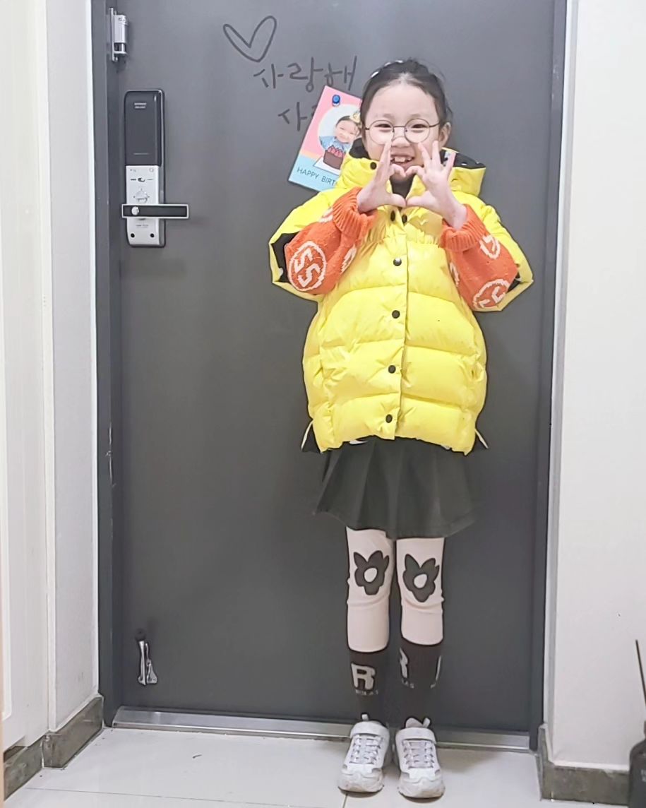 #등교완료✌ 
어제는 손들고 발표도 하고
손들고 앞에 나가서 노래랑 춤도 췄다는데
할꺼 다 해놓고ㅎㅎ 
잘 하고 싶어하는 욕구가 커서 학교에 대한 부담감이 있는듯 하다
발표 안 해도 되고 열심히 안 해도 되는데 좀 있음  마음이 편해지겠지😄

오늘은 즐겁게 갔다😙

#오후에_만나쟈