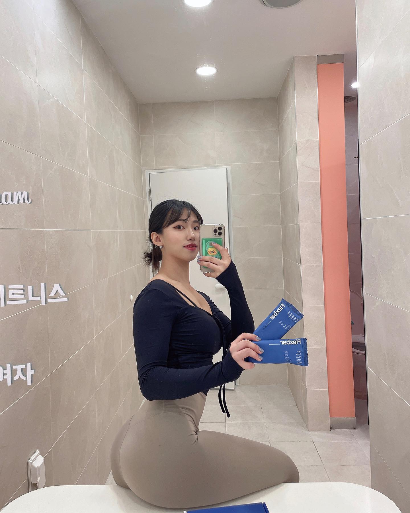 짜잔~ 오늘은 운동하고 입맛이 너무 없어서 단백질바를 먹었어요...! 전에 일본에서 사온 프로틴바들이 너무 괜찮았는데 다먹어버려서 이제 뭐 먹나 고민하던차에, 탄단지 골고루 들어있는 프로틴바를 찾았습니다!ㅎㅎ
단백질20/탄수화물30/식이섬유15/bcaa/아르기닌까지~
맛도 쿠앤크맛이라 좋더라구요~ㅎㅎ

*100명 한정 3000원 할인쿠폰 증정해주신대요!

#벌크업온 #플렉스바 #프로틴바 #프로틴바추천 #단백질바 #단백질바추천 #supportyourmuscle