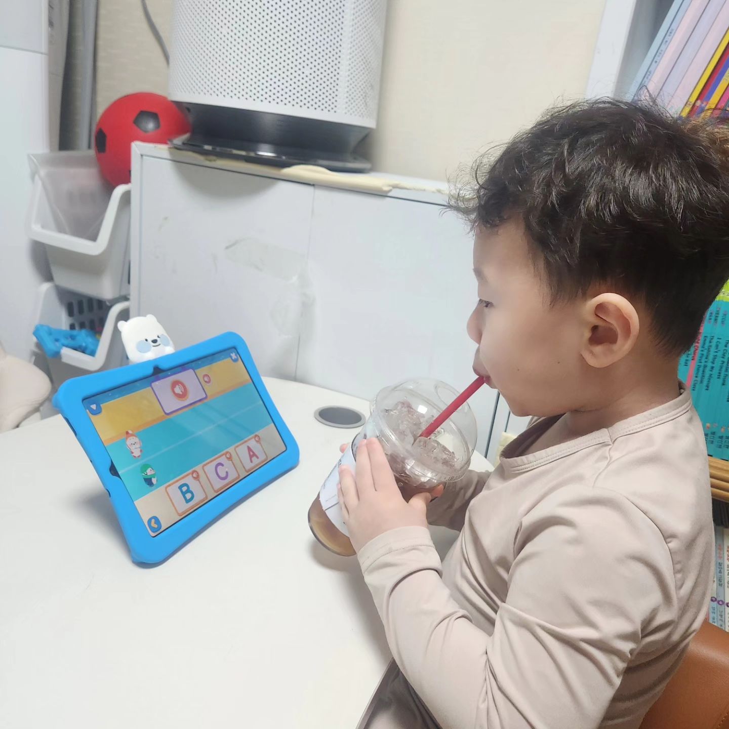 외출 후 집으로가는 차안에서 커피나 사서갈까? 하는 얘기를 들은
우리 찬슬이는 당당하게 "나는 아이스티!"라고..🤣🤣🤣

아니..아이스티를 준 적이 없는데..어디서 먹었냐니까
엄마 안경사러 갔을때 거기서 줬다고.....😅

스스로 메뉴주문 요청하는 만3세 우리아들😂😂
결국 아이스티까지 사서 픽업하고 차를 탔는데.. 
마카롱은 없었냐고 물어보는 아들🤣🤣🤣🤣🤣🤣

아니...그건 또 어디서 먹어봤냐니까
아빠친구 결혼식장에서 먹었다고ㅋㅋㅋㅋ하.....😤😤

집으로 돌아온 찬슬이는 당당하게 쟈기음료 받아가서,
책상에 셋팅해두고, 학습기를 켜고 급 공부를.....? 🤣🤣🤣🤣

어디서......많이 본...뒷 모습...............😂😂😂😂

그 모습이 그냥 귀엽기도하고 웃기기도하고 어이없기도 해서
찬슬아빠랑 한참 웃었음ㅋㅋㅋㅋㅋ

#이제는 #1인1잔 #만3세 #당당한 #음료주문
#저거다먹고 #새벽에도 #화장실행🚽