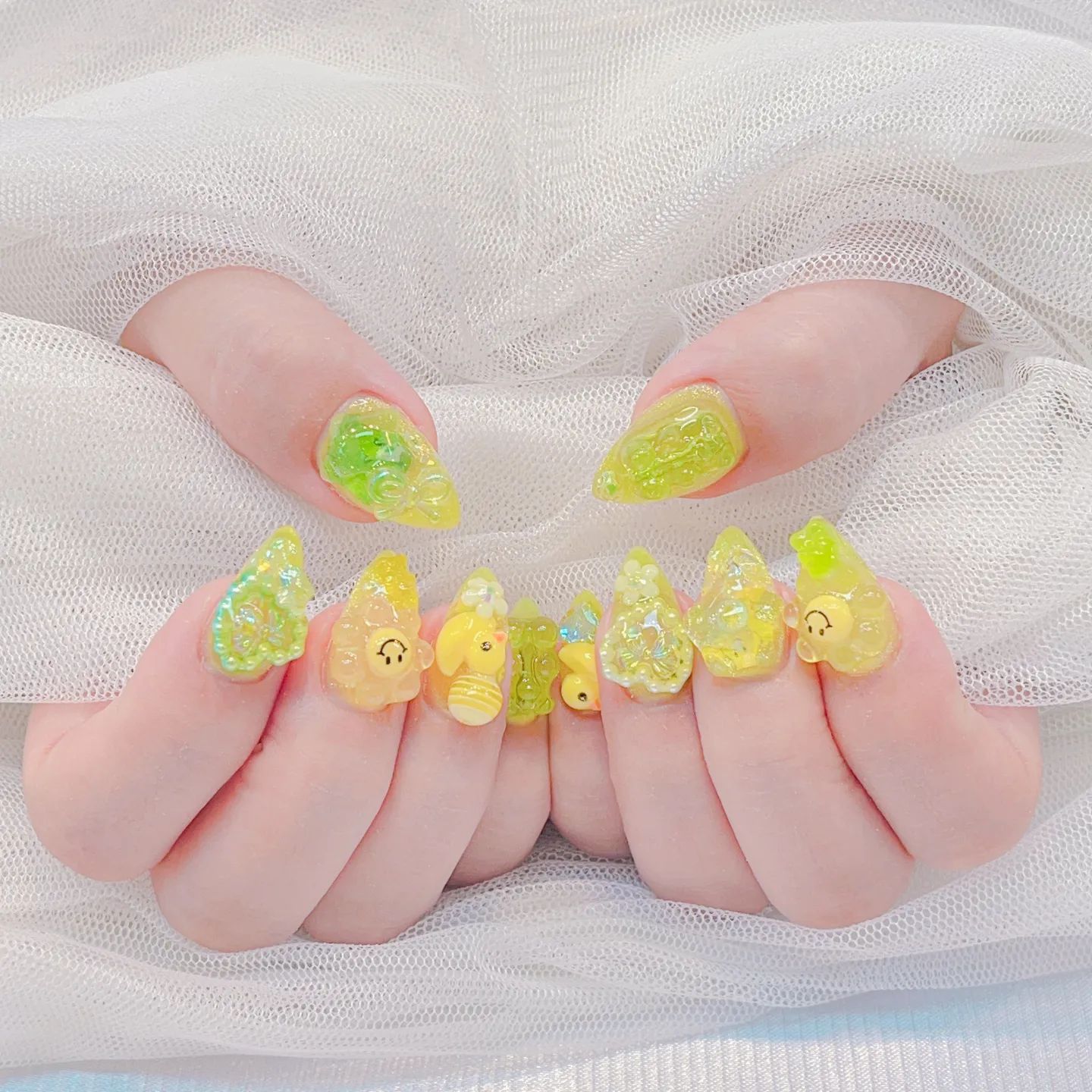 이번에도 올려보는 #내돈내산 #네일아트 💅

저번에 파랑파랑하게 두번 연속해서
이번엔 여름 기분 내면서도 다른컬러가 하고 싶어 골라본 연두😍
알고보니 자석네일이라 펄감도 있고 
5손가락 다 가득가득 올려달라는
내 요청사항 그대로 들어주셔서 넘 맘에 드는 네일이 또 한번 탄생💚

요즘 인스타 정말 드문드문하는데 요건 안올리면 아쉽자나여😅

한 손가락 중간에 양쪽 다 찢어져서 랩핑+연장 해서 일주일 버텼는데 가보니 연장 또 들떠서 재연장 했지만서도 시간도 오래 안걸리고 넘 이쁜 네일 탄생해서 만족합니다😍

아들이랑 딸은 오리가 마음에 든다며 1일1러버덕 관찰중🐣

진짜 얇은 손톱이라 아무리 젤네일 하면서도 길게 기르기 전에 다 찢어져서 길러본 적이 없는데 덕분에 2년 넘게 순항중🚣‍♀️

#여름네일추천 #키치네일 #네온그린 #예쁜젤네일 #여기가네일맛집 #러버덕네일