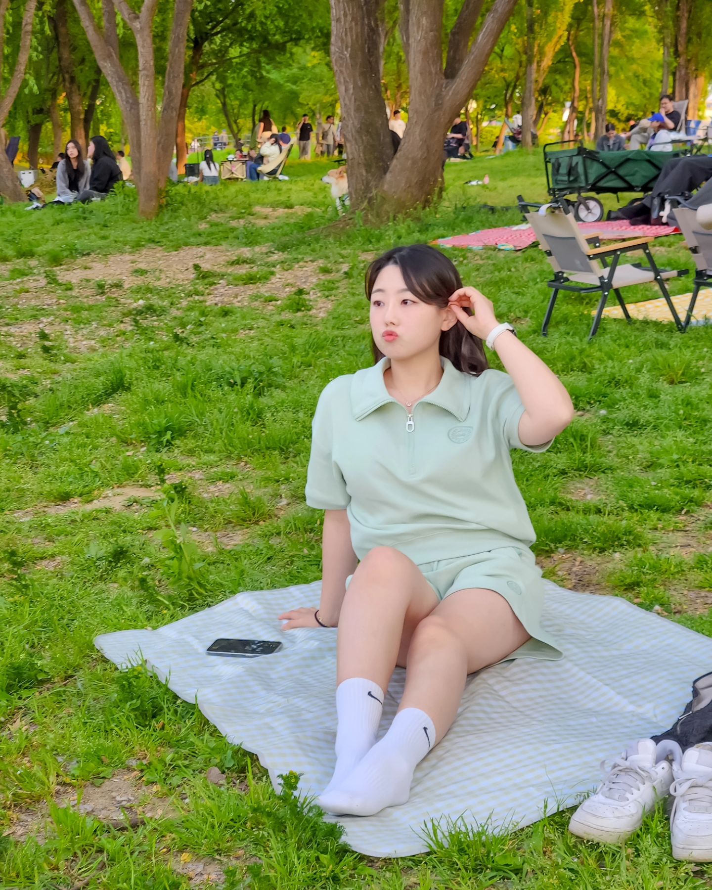 ⬇️날씨가 너무좋아요!! #제품제공
편한 피크닉룩! 어때요~?

깔끔한 디자인에 자수포인트가
있어서  귀염뽀작이에요💚 
스판소재로 착용감이 좋고
쇼츠는 허리 밴딩으로 편해요!

🔸️UPto 70%할인 중!!!
🔸️신규가입혜택도 있어요

[ 정보 ]
행텐 hangten_korea
상의 | 위시셋업 하프집업 크롭 맨투맨 - 민트컬러
하의 | 위시셋업 베이직 쇼츠 - 민트컬러

yoojinnygo
yoojinnygo

#행텐#hangten #아메리칸캐주얼 #ss24  #행텐크루 
#오오티디 #데일리룩 #데일리코디 #캐주얼패션 #여름코디 #여름