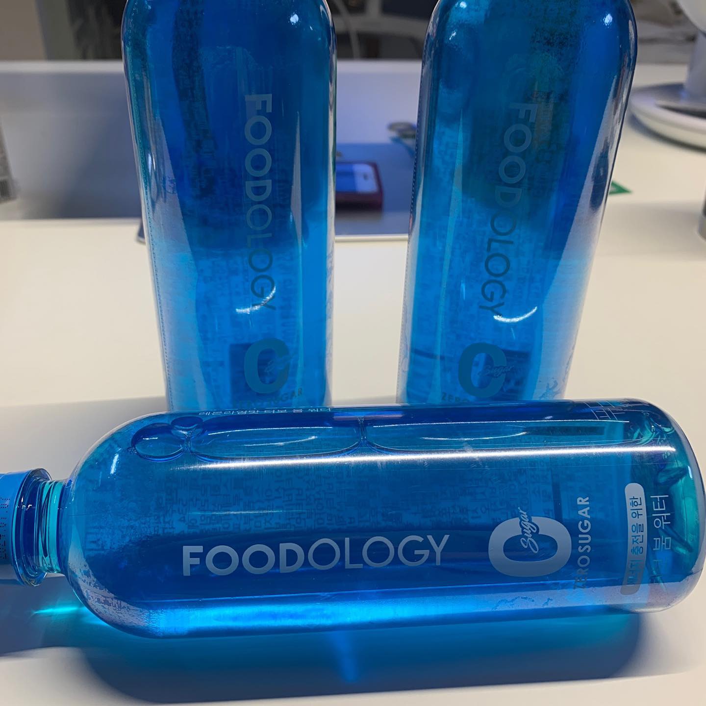 #협찬 foodology.official 
건강한 연예인하면 떠오르는 두사람! 택연과 윤성빈!
택연과 윤성빈이 수분 충전, 피로 회복, 활력 충전을 위해 마신다는 파란물. #터보붐워터 가까운 GS편의점에서 만날 수 있어요. 

터보붐 워터는 수분 충전 뿐만아니라 활력에 도움이 되는 타우린, 아르기닌이 함유되어 있어서 운동이나 산책할 때 마셔주면 좋습니다.

무설탕, 저칼로리, 디카페인이어서 건강하게 부담없이 레몬라임 맛으로 맛있게 즐길 수 있습니다. 

#파란물 #편의점신상 #에너지드링크 #아르기닌 #제로음료 #GS25 #신상음료 #GS터보붐워터 #헬스부스터 #에너지음료 #GS신상 #GS음료 #스포츠음료