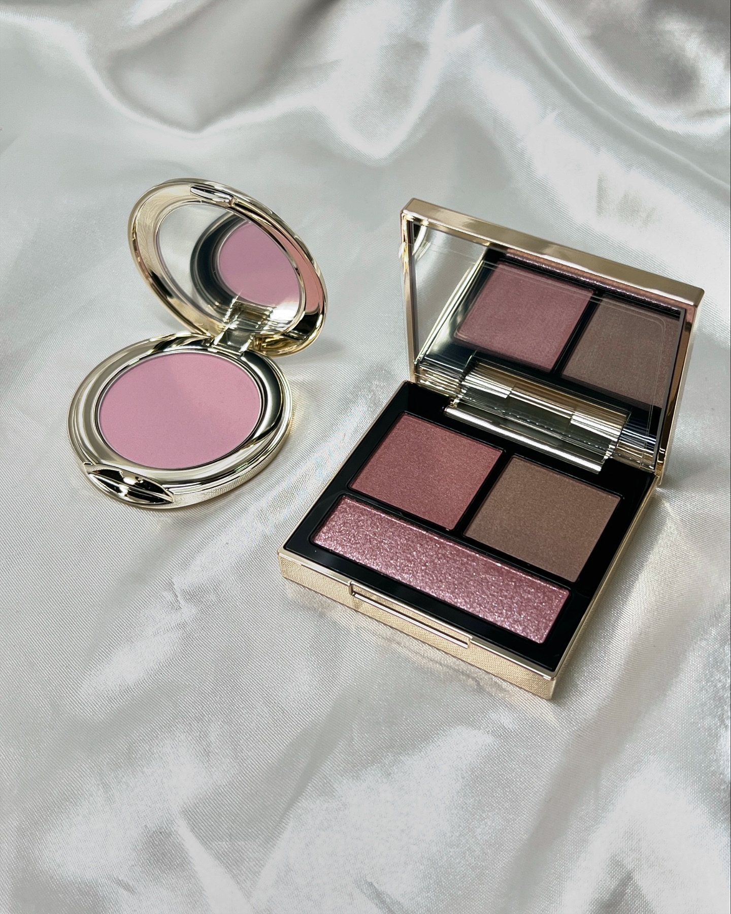 #내돈내산 #스나이델한정
[SNIDEL]
Tailored Color Eyes EX06 Talking over Rosé
Skin Glow Blush EX03 Dressin‘ up

스나이델 뷰티
테일러드 컬러 아이즈 EX06 토킹 오버 로즈
스킨 글로우 블러쉬 EX03 드레싱 업

이건 한정은 한정인데 무슨 한정이라고 말해야할지 잘 모르겠는..
홀리데이는 아니구요. 한큐 우메다 한정이라고 들은 것 같아요.
자료가 별로 없고 공식계정도 지금 홀리데이로 거의 도배되어 있어서 고민을 많이 했습니다. 결국 라방 저장된 거 자세히 시청 후 구매 ㅋㅋㅋ

외관 디자인은 뭐... 지난번에도 느꼈듯 역시나 그냥 무난~합니다.

테일러드 컬러 아이즈는 뉴트럴하고 뮤트한 로즈 컬러에요. 사진이 인스타그램에 업로드하니 전체적으로 붉고 진하게 나왔어요. (특히 단독 제품컷이...!) 눈 부어보이는 그런 로즈 컬러 아니에요!! 영상이 화질은 구리지만 색감은 더 비슷합니다. 첫 사용 때보다 쓰면 쓸수록 애정이 그라데이션으로 상승하는 그런 아이입니다☺️ 참 잘 샀다~ 싶어요. 

블러쉬 EX03은 쿨핑크와 밀키라벤더 그 사이 어딘가쯤의 컬러에요. 동동 뜨지 않고 얼굴 환해 보이는 컬러였어요. 소문대로 정말 사이즈가 작긴 작네요. 부피 좀 큰 싱글 섀도우 수준인 것 같아요. 질감은 뭔가 몽실몽실 촉촉한 크림 파우더 느낌이에요. 손으로 문지를 때는 좀 뭉치나 싶은데 브러쉬로 바를 땐 전혀 그런 거 없네요.

*같이 연출한 립 정보
: 에이치 블러 틴트 03 베어리 + 톰포드 립컬러매트 80 임패션드

.

.

.

#스나이델 #스나이델뷰티 #아이섀도우팔레트 #테일러드컬러아이즈 #스킨글로우블러쉬 #아이섀도우 #일본화장품 #블러쉬 #블러셔 #로즈메이크업 #rosemakeup #makeup #cosme #snidel #snidelbeauty #tailoredcoloreyes #skinglowblush #cheekmakeup #eyemakeup