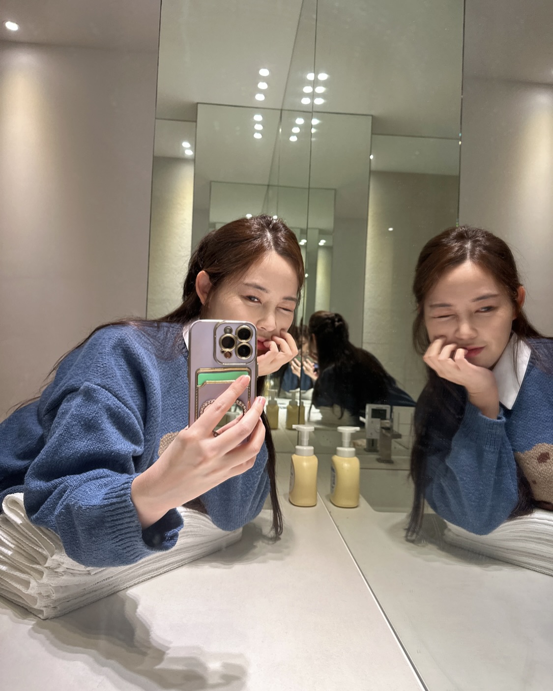 거울 속 내가 몇 명이게? 😆 
숙소 화장실이 예뻐서 감성 한 번 잡아봤는데, “아이 깨끗해”가 너무 당당하게 자리 잡고 있었네…ㅎㅎ 
치우고 찍을 걸 싶지만 이정도 리얼함은 애교로 봐줘잉✨🧼

#거울셀카 #숙소화장실 #리얼감성 #셀스타그램 #일상