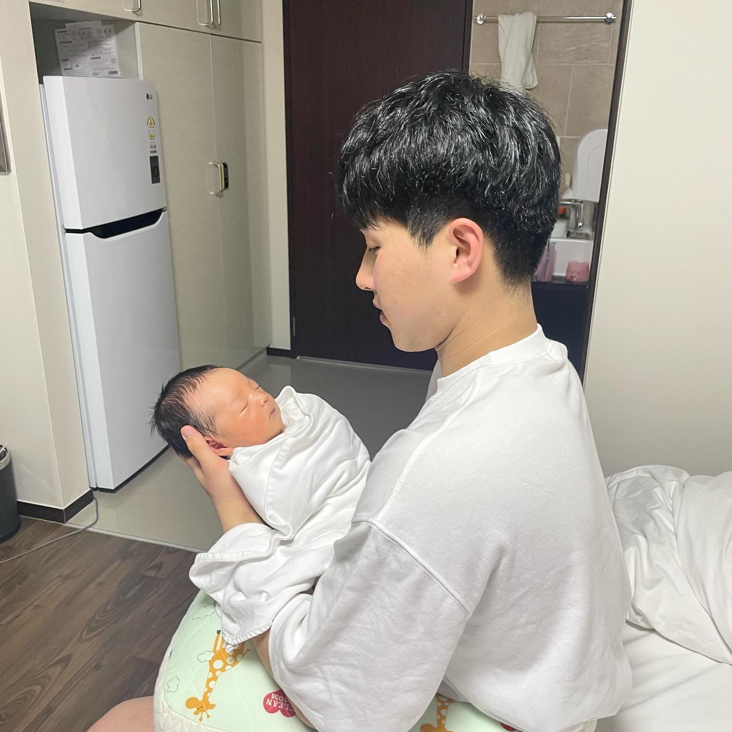 아들 처음 안아봐서 긴장한 아빠 ㅋㅋ
우리 바름이 이제 로안이라고 불러듀뎨용˃ᴗ˂