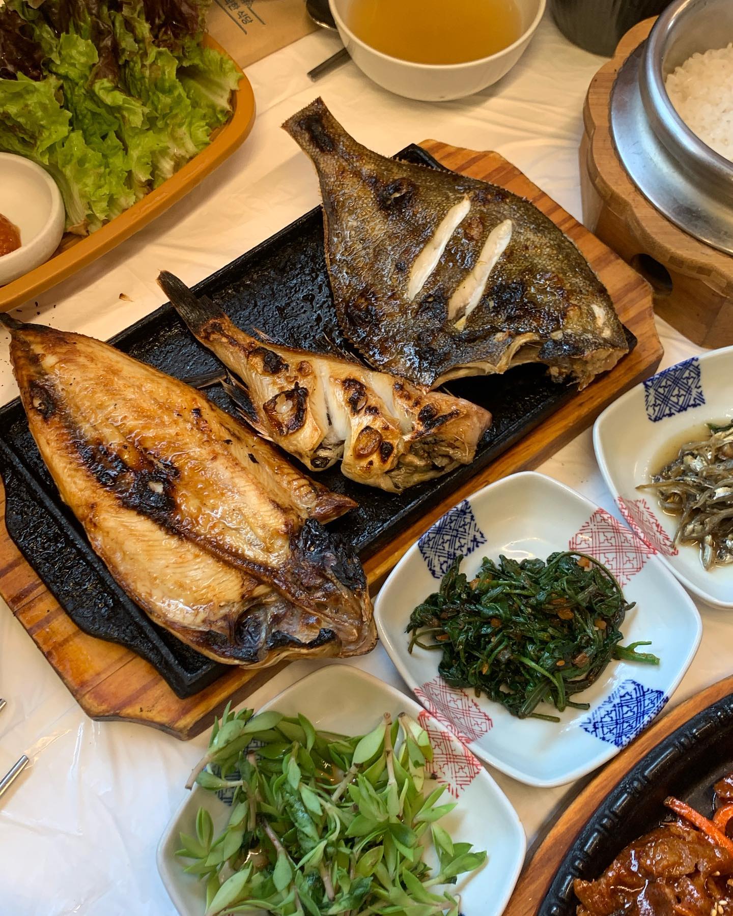 가족들이랑 경주 여행가서 가성비 좋은 생선정식집에서 점심‼️
경주로 여행 오는 관광객들이 많아서 식당들이 다 꽤나 가격이 나가는 편인데 푸짐하게 나오는 정식집 발견🫶🏻 담에 또 오고 싶은 곳❤️‍🔥
.
#경주 #경주여행 #어촌밥상 #점심 #경주맛집 #경주가볼만한곳 #경주핫플 #경주여행코스 #경주밥집 #맛집 #맛스타그램 #맛스타 #맛집투어 #맛집추천 #맛팔 #맛집탐방 #먹스타그램 #먹스타맞팔 #먹방스타그램 #먹부림 #먹스타 #선팔하면맞팔 #먹방그램 #음식 #음식스타그램 #먹스타소통 #맛집공유 #먹팔 #좋아요반사