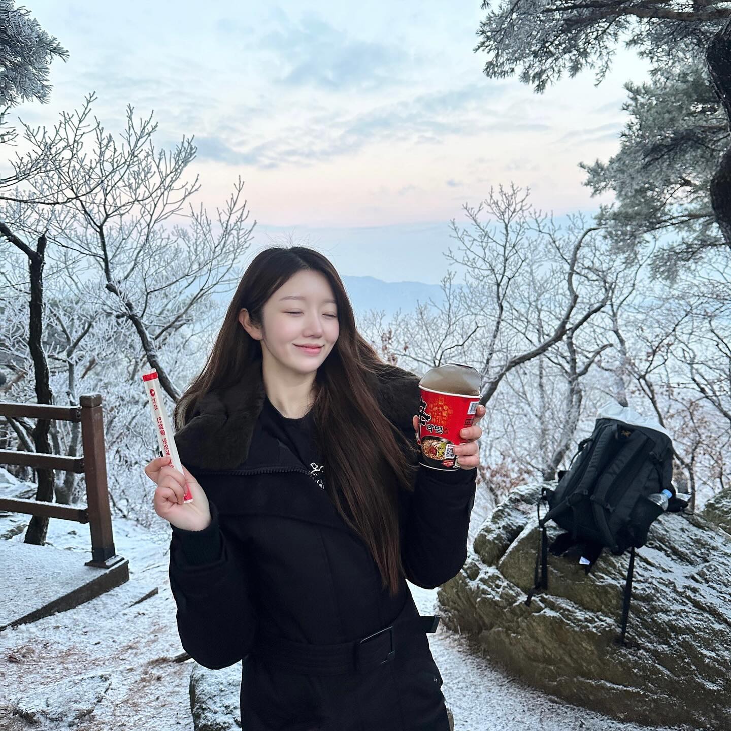 2024 새해맞이 일출등산 성공적❤️

극기훈련급 산행이라 몸살을 얻었지만 
올한해는 의미있는 나날이 되었으면 하는 바램🫶

설산을 아이젠 하나없이 맨몸으로 
정말 깡 하나로 올라간 우리,, 
역시 젊음의 힘%^…열정열정^^✨

새해 첫날 눈덮인 산에서 바라보눈 
가장 아름다운 순간을 오감으로 느끼고와서 
넘넘뿌듯했던 날,, 넘예뻤움,, 다들 행복합시댜❤️