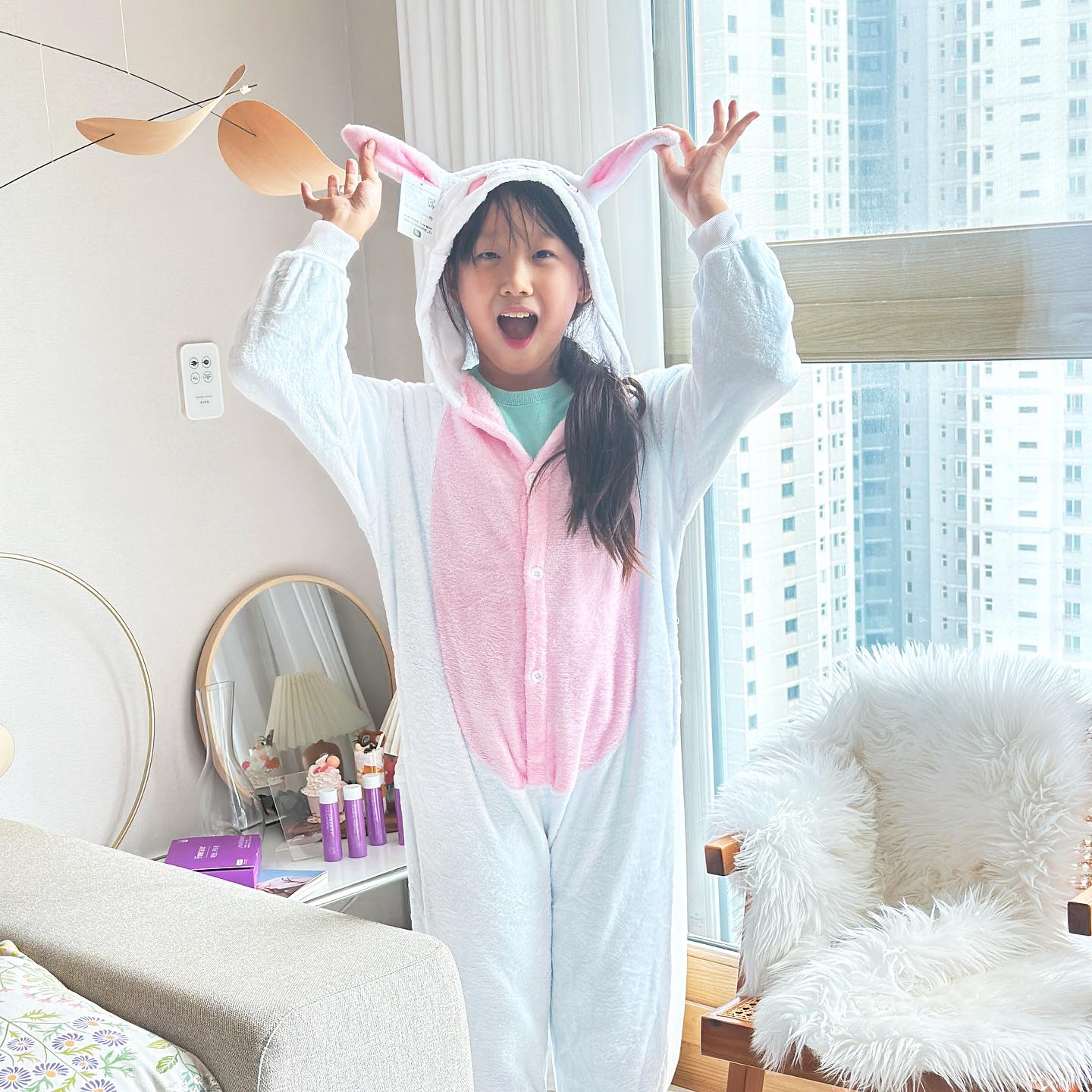매년 할로윈에
하고싶은거 달라지기 있냐구요.

올해는 토끼하고 싶대서
부랴부랴 로켓배송님께 부탁했죠.

좋아하는 모습 보니
내일 행사도 즐겁게 보낼 것 같아요.

영어학원에서 올해는 또
어떤 예쁜 쓰레기를 사올까나 ㅋㅋ

모두 안전 유의하시고
적당히 즐거운 날 보내시길 바랍니다

나의 즐거움을 누릴때
다른 사람의 즐거움도 생각하는 날이 되길.

너는 늘 밝고 행복하길 바라 
우리 아가.

#초등학생코스튬 #할로윈 #할로윈코스튬 #토끼잠옷 #토끼코스튬