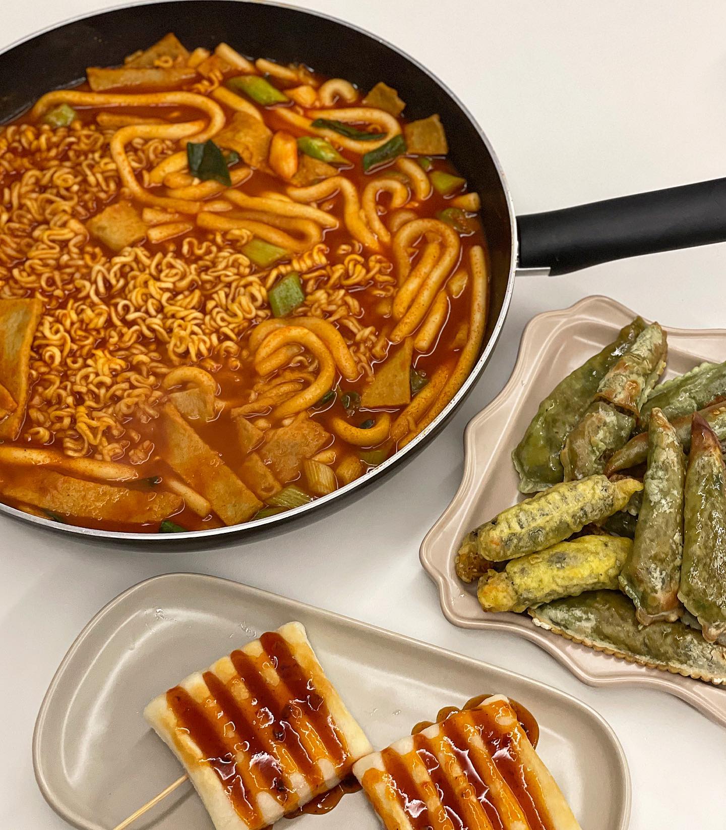 #협찬 #떡볶이 #떡볶이밀키트 #응급실국물떡볶이 #응급실닭볶음탕 

출산 D-7
수유 성공하고 싶은 만삭 임산부👶🏻
매운거 못먹을 수유 기간 대비해서 매운거 땡겨먹기🔥🔥🔥

응급실국물떡볶이의 특제소스 들어간 밀키트✨
순한맛 매운맛 있는데
매운거 잘 드시는 분들 맵부심 있는 분들
여기 #매운맛떡볶이 꼭 드셔보세요Ꙭ̮

#떡볶이밀키트 #떡볶이레시피 이것저것 많이 먹어본 저희인데
저희가 먹어본 것 중 가장 #불맛떡볶이 였다는🤧🤧🤧

남은 순한맛 한봉은 내일 해먹어야겠어요🫶🏻

✔️응뽀끼 출시기념 제품 구매시 라면사리 무료증정 이벤트
✔️스토어 내 4+1, 8+2 두 종류 행사상품

eungdduk_korea

#응닭응떡 #응뽀끼 #치즈 #응떡하면치즈 #누들밀떡 #홈파티 #캠핑 #낚시 #여행 #간편식 #간편조리 #야식 #오늘뭐먹지 #술안주 #안주 #파자마파티