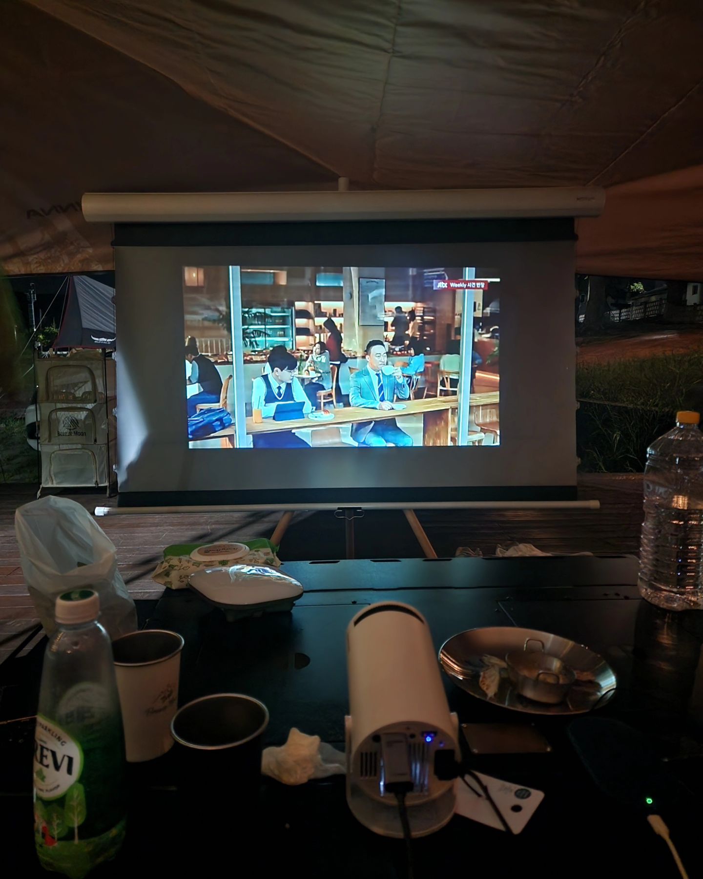 첫 캠핑, 좀 더 즐거운 시간을 만들어 준 모투스 스크린과 빔프로젝트 !
스크린 처음에 받아보고 너무 커서 당황했는데
다행히(?) 승용차에 들어가서 무사히 캠핑장으로 가져올수 있었다.
선명한 화질에 튼튼한 거치대 스크린만 고정하면 바람 불어도 끄떡 없음을 증명해 보였다 ㅋㅋ 
어떻게 보면 첫 캠핑이지만 대망의 치트키는 아마도 이 스크린이 아니었을까 ? ㅎㅎ 
밥 먹으면서 야구도 보고 영화도 보고 너무 좋은 시간을 보내서 뿌듯 
#모투스 #모투스스크린 #캠핑스크린 #첫캠핑 #캠린이
#내돈내산후기
