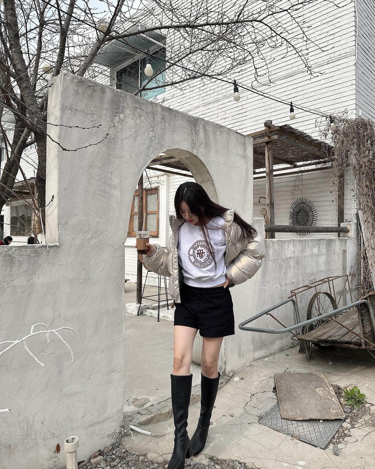 #광고 muah.muah_official 
날씨 너무 좋았던 날🌻•••
편하게 입기 좋은 무아무아와 함께~
.
.
.
.
.
#무아무아 #muahmuah