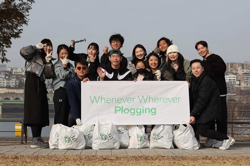 ploggingearth 덕분에 좋은 기회로 다녀온 한강 플로깅

관리가 잘 되는 곳이라고 생각했지만, 예상외로 쓰레기가 정말 많았던 것 같아요. 곳곳에 쓰레기가 숨겨져 있어서 두번 세번 놀라게 되었네요.

더 많이 모으지 못한게 아쉽지만, 이를 계기로 한국의 문화를 바꿔볼 이벤트 아이디어를 얻을 수 있었던 것 같네요. 🫠🫠 
(곧 홍보해보겠습니다)