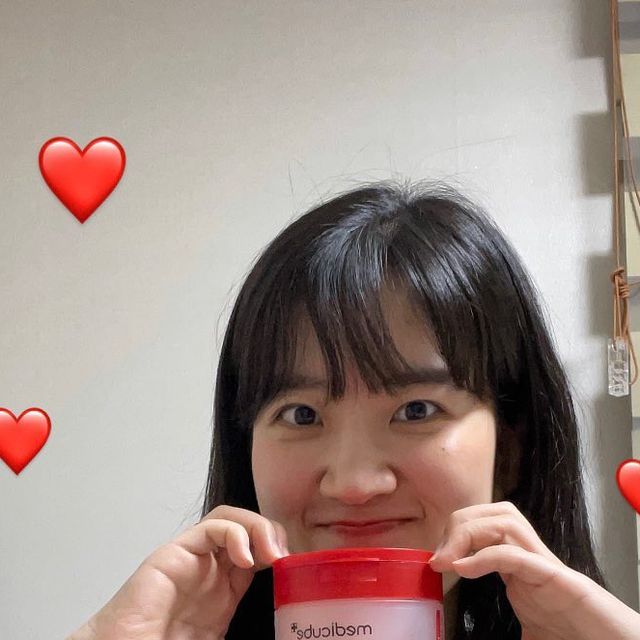 𝕞𝕚𝕟 on Instagram: "#광고 메디큐브 제품 믿고쓰는 제품인거 말해뭐해ㅠ 메디큐브 신상 토너패드 레드 석시닉 애씨드 필링패드❤️ 요 패드는 여드름성 피부 전용 제품이라 피지, 각질제
