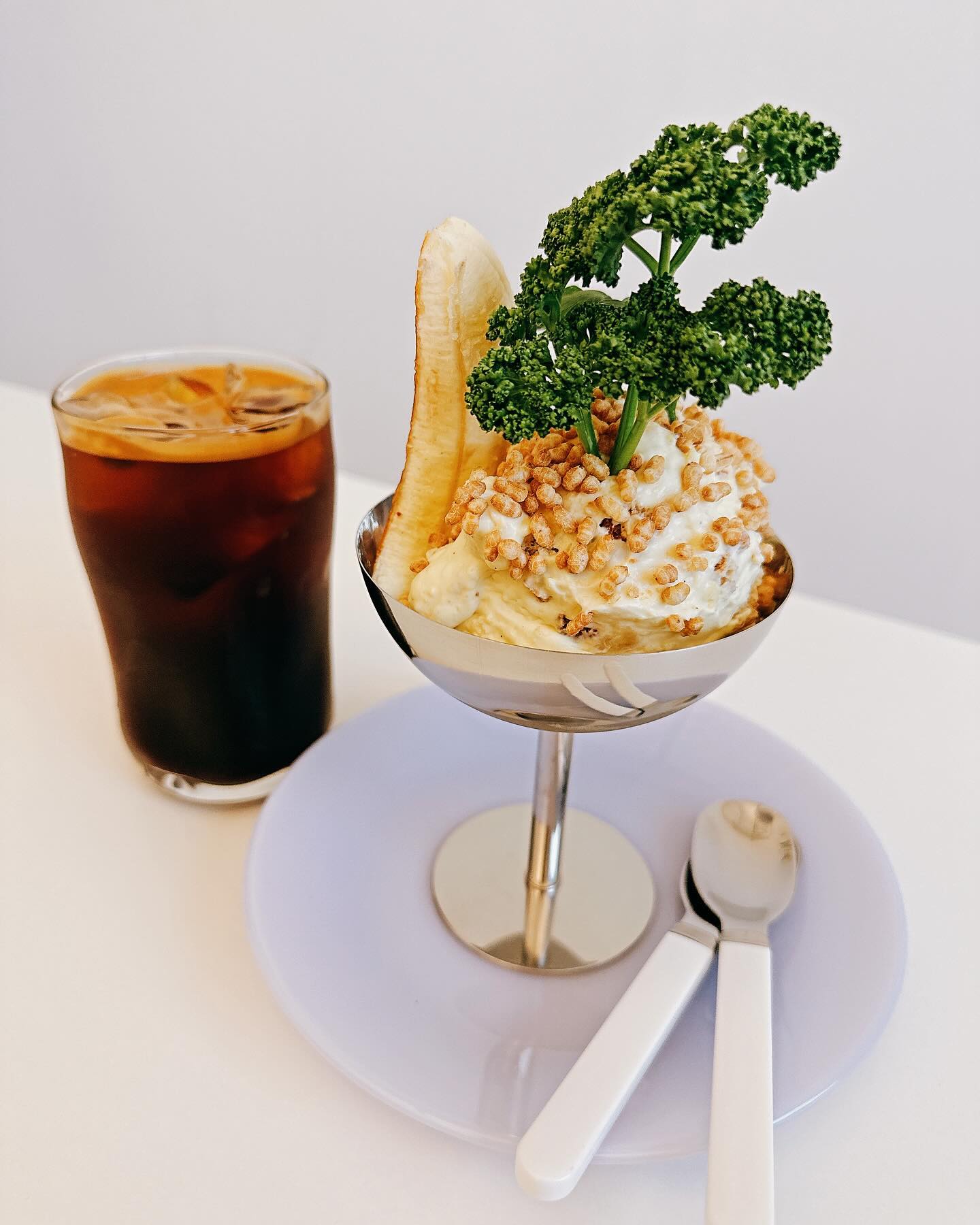 바나나푸딩 드실부운~~~??!🌝🌝

경남 양산시 물금읍에 위치한 그린파머시입니다.😍😍

사장님께 여쭤보니 새로오픈하셧다고 하시더라구요🌝🌝

여기 바나나푸딩 비주얼 보이셔요?❤ 

신기하죠❤️❤️ 전 찰랑찰랑하는 푸딩 생각햇거든요

안에 바나나맛나는 크림과 약간 빵같은것도 있고 바삭바삭한 크래커가루가 뿌려져있어서

식감까지 좋더라구요❤️ 완전 굿굿

꼭 드셔보셧으면 좋겟어요❤

혹시 근처 가시면은~~

꼭 들려서 맛있는 디저트 한입 하고 가셔요~❤

🏮Tip 주차는 인근 길거리에 주차하고 이용하시는게 좋을 것 같습니다.🌝

🌟주소 : 경남 양산시 물금읍 황산로 685 1층 102호
🌟전화번호 : 없음
🌟영업시간 : 매주 월요일 정기휴무 그 외 11:00-18:00

#갓생푸드_양산

#양산 #물금 #신상카페 #바나나푸딩 #디저트맛집 #그린파머시 #존맛탱😋💕