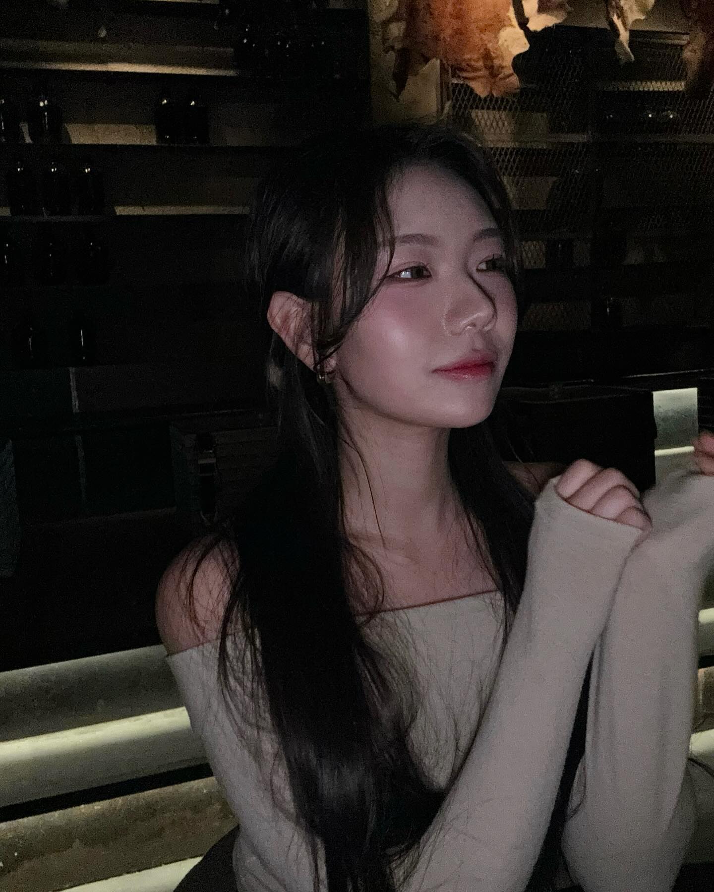 #협찬 SIX NIGHT 🍸

제주도 핫플 싱싱잇을 서울에 그대로 옮겨 온 듯한 분위기의 라운지바, 압구정 식스나잇에 다녀왔어요! 

식스나잇은 제주 싱싱잇과 가로수길 버드맨을 런칭한 NNC팀이 오픈한 압구정 라운지바예요! 

작고 심플한 간판이 달려있는 비밀스러운 문을 열고 내려가면 전혀 다른 공간이 나오는데요, 해리포터에 나올만한 서재공간을 지나 상상하지 못한 넓은 라운지바가 나와요! 

넓은 공간감으로 답답함이 없는 라운지바라 오랜 시간 이야기 나누기 좋았고 디제잉과 노래선곡도 너무 좋아서 대화하면서 자꾸 흥얼거리게 되더라구요ㅎㅎ

트렌디한 인테리어와 젊은 분위기의 라운지바라 친구들과 가볍게 분위기 내거나 데이트의 마지막 코스로 방문해도 좋을 것 같아요! 

#서울술집 #압구정술집 #압구정라운지바 #서울핫플 #압구정핫플 #압구정로데오 #sixnight #singsingeat #도산공원술집 #압구정 #강남술집 #강남라운지 #싱싱잇 #도산공원 #서울라운지바 #서울가볼만한곳 #식스나잇 #맞팔 #좋아요반사 #인물사진 #모델 #헤어스타일 #반묶음 #카메라 #오프숄더 #직장인 #데일리룩 #긴머리 #포즈추천