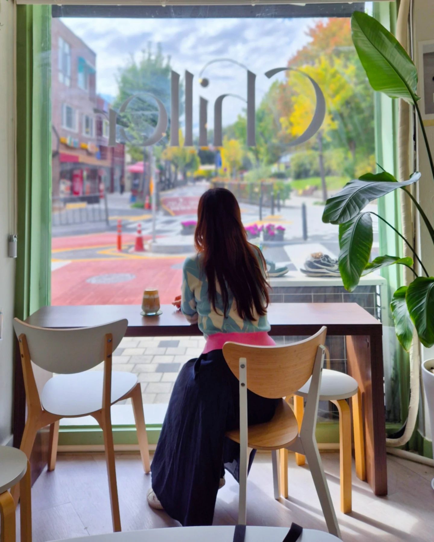 쨍한 가을 하늘 빛이 너무 좋다..
가을 비가 자주와서 몸도 힘들었는데..
온 몸으로 광합성하기 좋은날~

가을아 조금만 천천히~ 

#운리단길카페 #칠러 
#흥덕초등학교 벌써 30여년 전이네...

시간이 너무 빠르다...😟
하루하루 후회하며 사는 요즘 ㅡㅡㅋ 
다시 힘내자!!! 

#칠러카페 #운천동카페 #피스타치오크림라떼 
#당충전중