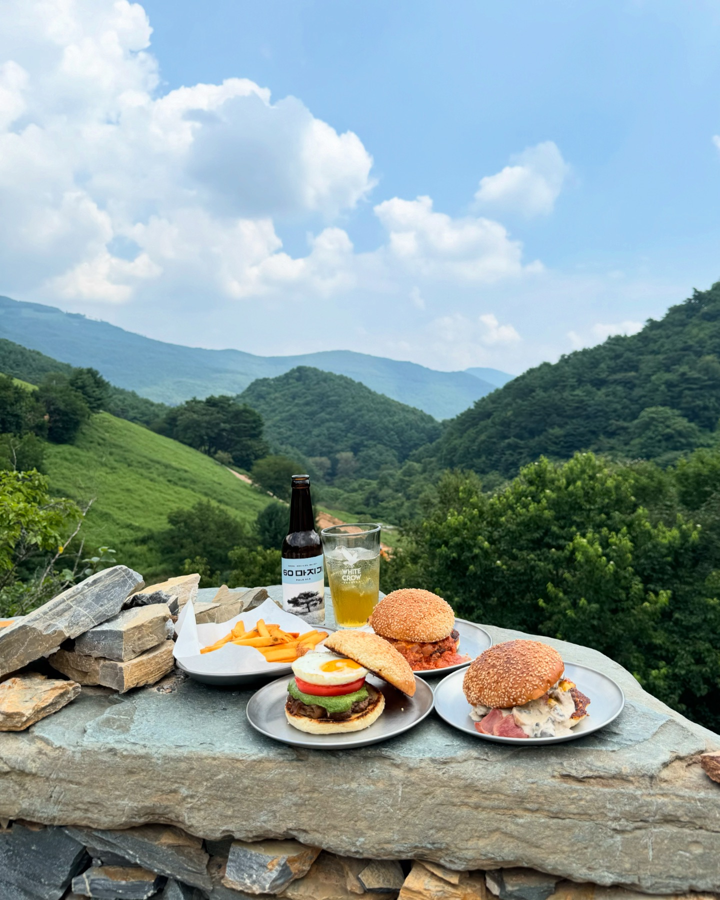 ◠‿◠
산꼭대기로 꼬불꼬불 올라가서 먹는
수제햄벅..
산너미참나물페스토를 넣은 산너미버거가 난
너무 맛있었다. 맛도 있는데 사진은 덤😁
#산너미팜 
#강원도평창맛집 
#햄버거