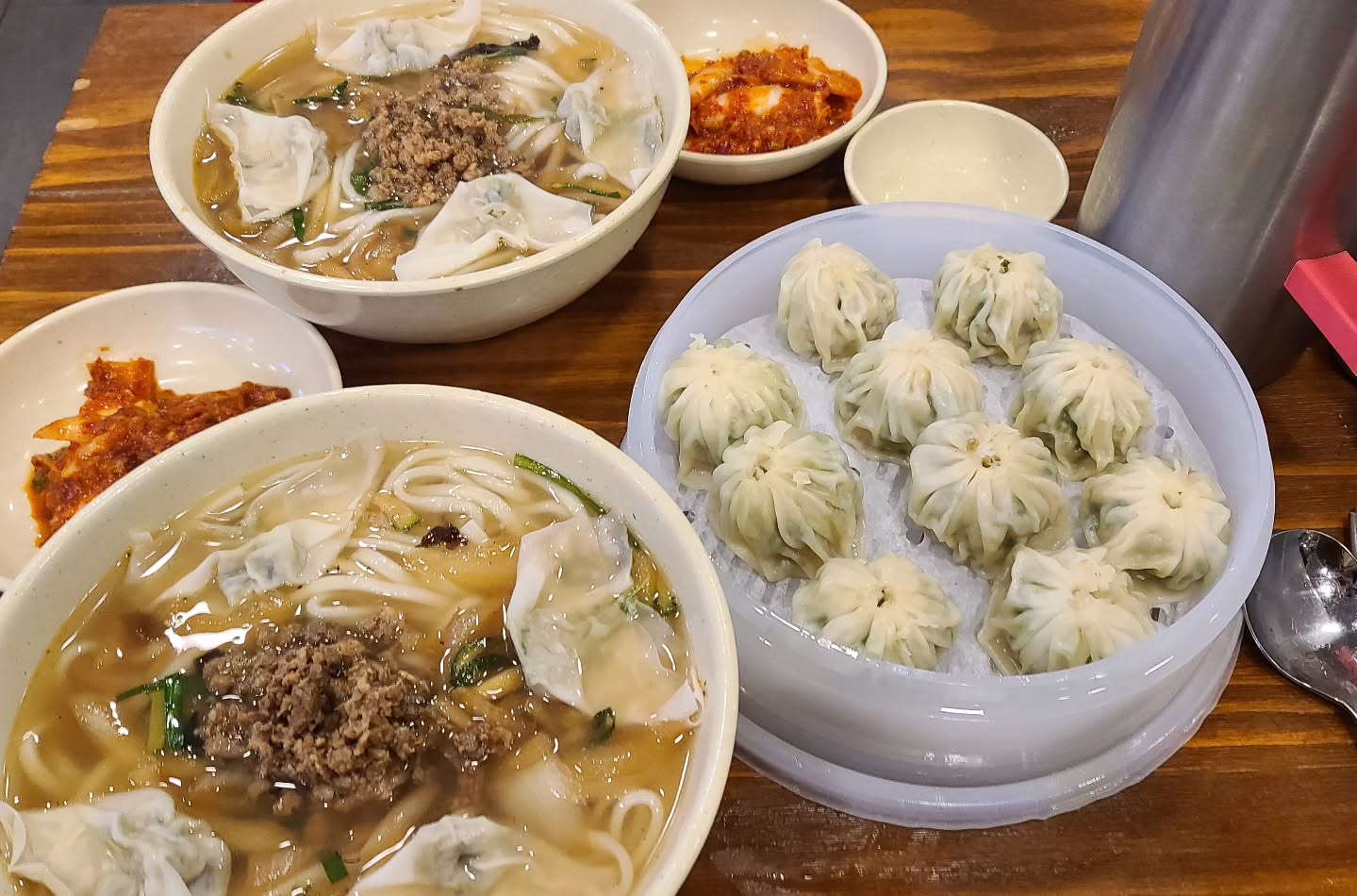 #명동칼국수 #명동교자본점

역시 줄이줄이 ㄷㄷㄷㄷㄷ
간헐적으로 한번씩 먹고싶어지는 
해가 있는데 근 8년만에 ㅋㅋ
댕겨왔어요 ㅋㅋㅋ 
국수에 밥까지 먹어야하는데 위줄중이라 ㅋㅋㅋ
간단히 ㅋㅋㅋㅋ
먼가 면두께나 김치가 미묘하게 기억과 다른 느낌이지만 나름 맛있게 먹고왔습니다 
대학 초년에 처음 먹어봤을 때 놀람의 느낌은 없지만 ㅋㅋㅋ 추억의 맛이라고나할까 ㅋㅋ