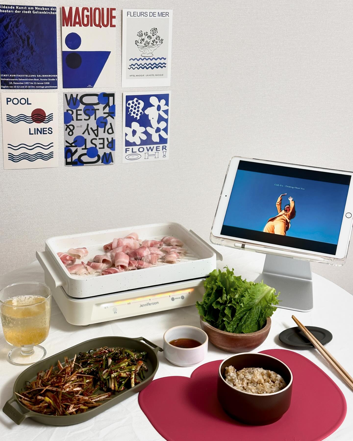 #허쿡_집밥 

#삼겹살데이🐷 

드뎌 집에 도착 ’◡‘ 
연휴 3일내도록 엄마랑 카페를 다녔어요
엄마가 카페원정대냐고 ㅎㅎㅎ
얼마전에 파묘보고왔어요! 
파묘보고 집와서 옷갈아입는데
팔찌가 끊어져서 ㅠㅠ 
덕분에 다음주 생일맞이 new 팔찌 🥰 
주문해놓고 왔는데 빨리나왔으묜 🙏🏻
엄마가 해준 미역국과 반찬을 가지고 
집으로 왔는데 오늘 삼겹살데이라고? 
또 사러가기는 귀찮아서 
집에 있는 대패삼겹살과 엄마가 챙겨준 대파를 직접 썰었어요 
사러가기 귀찮으니 손품이라도 팔아야죠 
미나리도 같이 먹고싶었는데 다음기회로...
그냥 먹을려고했는데 
사과하이볼 하나 만들어서 같이 먹어요
내일 새벽수영가야하는데 (˃̣̣̣̣̣̣︿˂̣̣̣̣̣̣ )
수영장이 쉬는날이에요 
저 이제 오리발도 쓰는 중급반💫
크항항항 뿌듯해요...오리발을 쓰다니 
감개무량하네요 🐣🐣