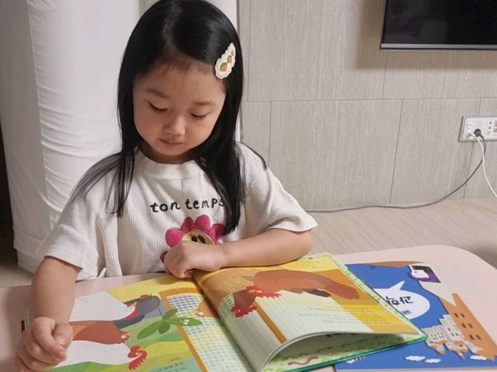 #협찬 요즘 우리 집 꼬마가 정말 푹 빠져 있는 건 바로 다독다독 과학 책. 이번주는 '동물과 식물' 파트의 <도토리는 지렁이 안 먹어!> 편을 읽어보았는데, 아이들에게 생명의 소중함을 가르쳐주는데 이보다 더 좋을 순 없다.
동식물이 어떻게 생겼고, 주변 환경에 어떻게 적응하며 사는지 알아보면서 아이들이 자연스레 동식물을 소중히 여기게 되는 그런 효과🤭
평소 자연관찰책에는 영 관심이 없어서 걱정이었는데, 요 다독다독 과학 전집에 있는 스토리 있는 동물과 식물 파트 책들은 꽤 흥미 있게 읽어내고 있다. 
겨울이 지나고 봄이 되면서 도토리도 변화를 겪어 참나무가 되고, 병아리는 닭이 되는 과정을 통해 동물과 식물이 어떻게 다른 성장을 하는지 비교해 볼 수 있어서 좋았다.
뒷 표지에 나와있는 QR코드를 찍어 개념 영상도 보고, 독후 활동북으로 재미있는 스티커 놀이까지 완성하면 어느덧 과학적 호기심도 쑥쑥🫡💕

#신간전집 #다산어린이 #유아과학전집 #유아전집추천 #과학전집 #호기심해결 #과학전집추천 #다독다독과학 #유아책놀이 #유아과학 #호기심과학 #입체과학 #책육아