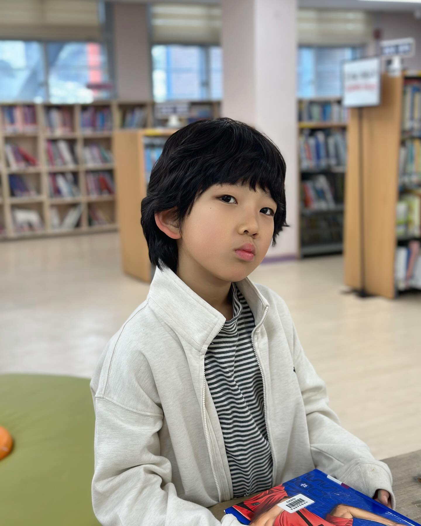 학교 도서관에서 만난 빈이❤️

급식에서 나온 디저트를 안 먹고
엄마를 가져다주는 착한아들😘

고마워😍

#9살 #우리집장남 #빈이 #착한마음
#고마워