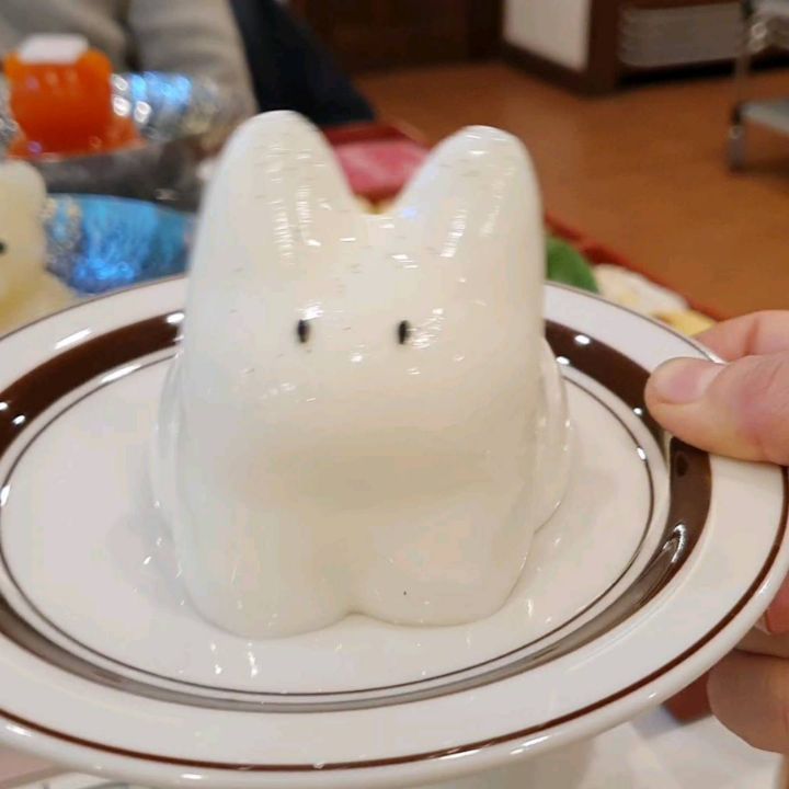 초카와이 곰돌이🐻샤브샤브로 유명한 샤로수길 맛집 "안녕쿠마"
운좋게 저녁때 웨이팅없이 들어갔어요! 

원래 기본 1시간 웨이팅할정도로 인기맛집인데 대표메뉴는 너무너무 귀염뽀짝한 곰돌이🐻샤브샤브! 곰돌이가 육수에요ㅎㅎ 곰돌이🐻 머리 위에 무 한조각 올라간거 넘귀엽죠?

◽️마라샤브샤브 18000원
◽️스키야키샤브샤브 18000원
◽️푸냥이 5000원 

귀엽기만 하고 맛은 별로일 거란 판단은 오산! 대림동 훠궈못지 않은 진한 마라맛과 깊은 육수맛이 일품인 스키야키가 최고였습니다👍

1인 샤브라 깔끔하게 먹을 수 있고 샤브샤브 종류마다 토핑이 약간씩 달라요😍
맵찔이라면 스키야키 샤브샤브 추천드립니다!❤️

말랑하면서 탄력이 찰진 푸냥이🐱는 꼭 디저트로 드셔보세요!!!
진한 우유아이스크림과 우유크림무스의 중간정도의 질감인데 은근 탄력있으면서 찰진게 너무 맛있습니다❣️❣️

식사부터 디저트까지 너무너무 귀염뽀짝한 음식들이어서 데이트하기에 정말 좋은 식당인것 같아요! 샤로수길 맛집 찾으시는 분들 안녕쿠마🐻 꼭 방문해보시길 추천드립니다 

📍봉천동 1619-1
📍매일 11:30 - 22:00 15:00 - 17:00 브레이크타임 21:00 라스트오더
☎️0507-1358-3875

#샤로수길맛집 #안녕쿠마 #곰돌이샤브샤브 #서울대입구맛집 #서울대맛집  #샤로수길데이트 #먹스타그램촵촵 #먹방스타그램