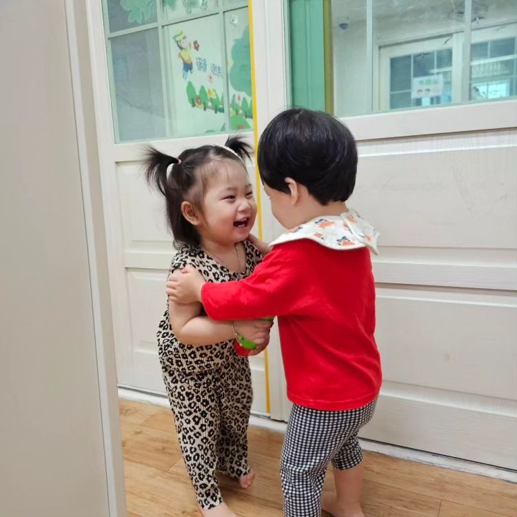 연애하니?......🤭
둘이 뭐하는거니? 딱들켰어!ㅋㅋㅋㅋㅋㅋㅋㅋㅋㅋㅋㅋㅋㅋㅋ
얼집에서 데이트중인 둘........(?????)
행복한 우리 둘째 ㅋㅋㅋㅋㅋㅋㅋㅋㅋㅋㅋ

#다니뽀👶🏻❤ #15개월아기
