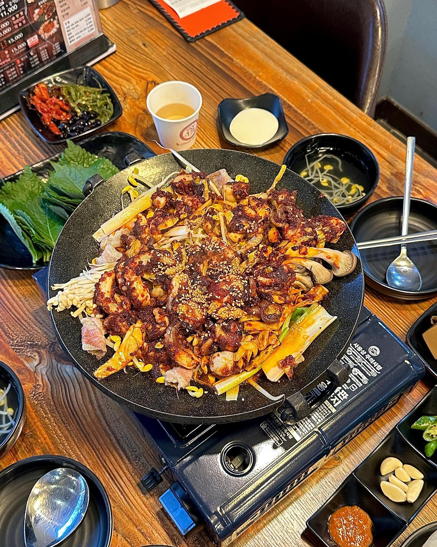 #협찬
📍구미, 감성쭈꾸미
⠀- 경북 구미시 금오산로 217-8
⠀- 매일 11:00 -21:00 /매주 월요일 휴무

요즘 날씨가 다시 좋아져서 금오산 산책 가볍게 하고
저녁으로 올만에 철판쭈꾸미 먹으러 🐙

✔︎ 불향쭈꾸미 철판 (15,000*2)
철판은 종류가 3가지 있는데 불향쭈꾸미에는
쭈꾸미+삼겹+각종 버섯+채소가 듬뿍 들어있답니다.ᐟ

중간맛으로 했는데 딱 기분좋게 매콤한 맛이고
직접 개발하신 소스에 불향 가득한 통통한 쭈꾸미 존맛탱 ꒰⍢꒱ ༘*

셀프바에 반찬류가 다양해서 가져다 먹는 재미도 쏠솔
특히 순두부 너무 맛잇쟈나 ..♥️
차만 안가져왔어도 막걸라도 한통 마셨을텐데 넘 아쉽 ,,
봄에 금오산 등산하고 점심먹을 겸 먹걸리마시면 좋을 듯!

⠀⠀⠀⠀

#감성쭈꾸미 #구미맛집 #구미대표맛집 #쭈꾸미맛집 #금오산막걸리 #구미원평동맛집 #구미금오산맛집 #금오산맛집 #원평동맛집 #구미회식장소 #구미가족모임 #구미맛집추천 #윶잇냠_구미