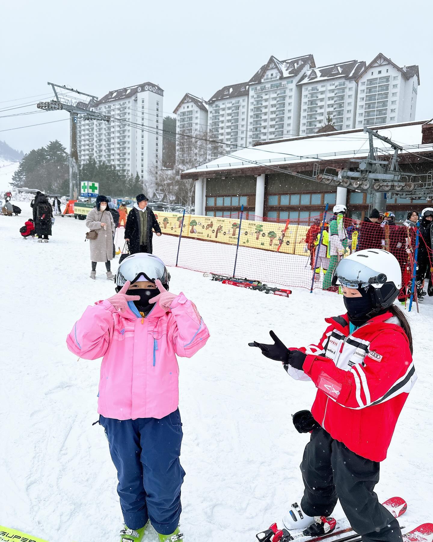 -
23년 마지막 행복한 추억 ➕
이모삼촌언니오빠와 행복했던 스키장❄️
우리 아인제인 맞춤 스키슨생님 강산이네 덕분에 ⛷
하키스탑 배운 공주들,
칭찬해👏🏻
보더와 충돌로 넘어져서 쓰러진 젠이보고 너무 놀란 엄마😰
못일어나고 누워있던 모습에 놀란 엄마보며,
갠찮다며 씩씩하게 일어나 스키타고 내려간 너란아이,
그러고 5시간을 더 탔다는,,^^ 
-
-
-
#아인제인 #위드제인 #아인제인맘 #자매맘 #자매스타그램 #이자매 #인자매 #9살 #12살 #대설주의보 #용평스키장 #용평리조트 #사랑해 #가족스타그램 #가족여행 #ainjane_travel_story