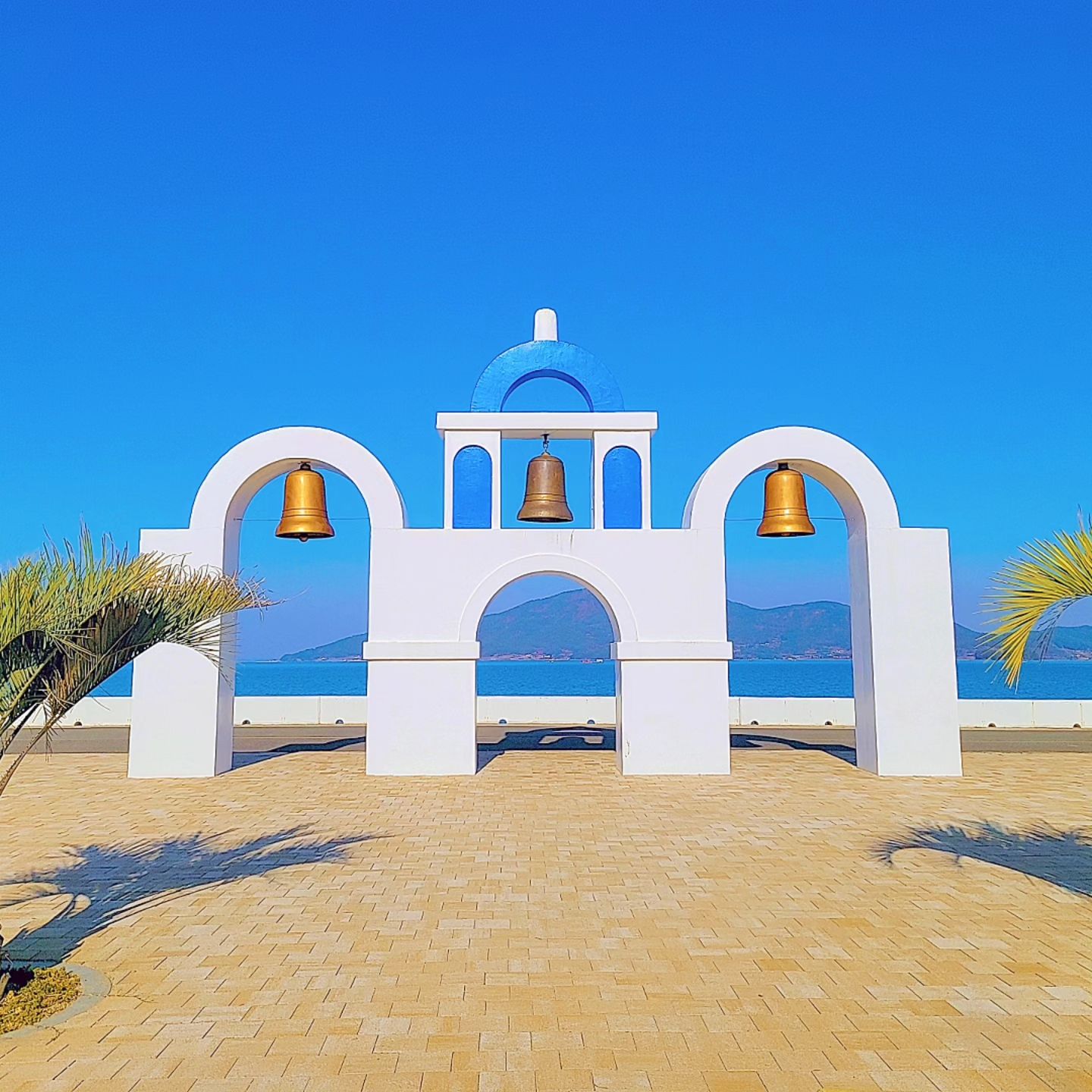 📍남해바다정원
✔️위치/ 경남 남해군 죽방로 877
✔️개방시간 입장료❌️
✔️주차장 무료

남해 미니 산토리니 남해 숨은 명소!

마치 그리스 산토리니 마을을 연상시키는 이국적인 포토존과
푸른 바다와 수평선이 아름다운 곳♡

독일 소시지 무알코올 맥주 ㅎ 들고 가서 즐기는 카크닉 데이트 추천♡

이국적인 포토존, 드라이브 코스, 카크닉 데이트까지!

현지인인 추천하는 ㅋ #남해숨은명소 

#남해산토리니 #남해데이트코스 #카크닉 🚘  #남해바다정원