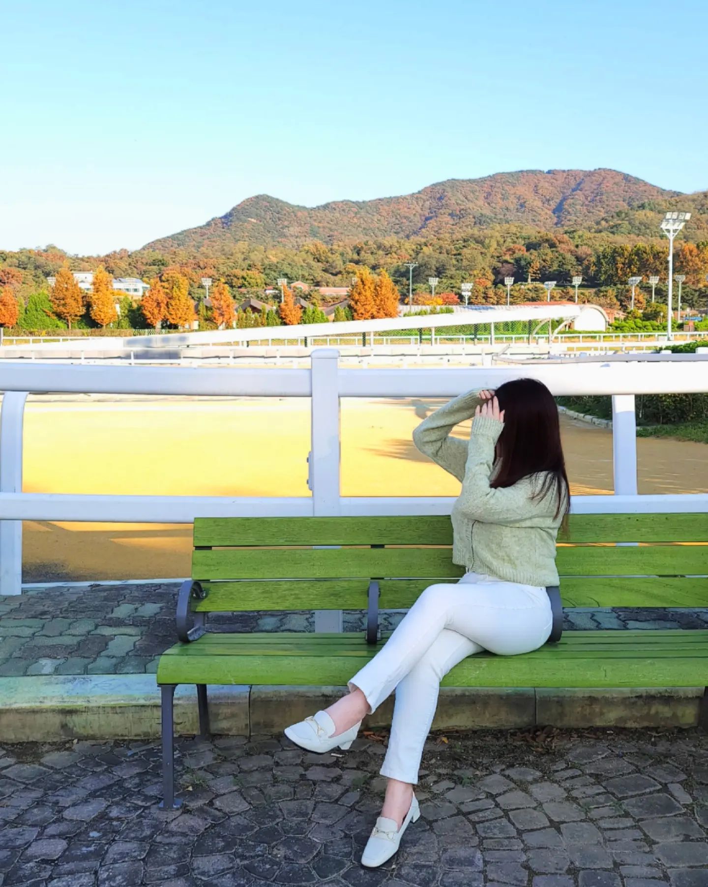 #협찬
⠀
피크닉에 예쁘고 편한 로퍼 어때요?
말랑말랑한 소프트 백캡과 폭신한 2중 쿠션의 쿠션감으로 발이 편하고 앞부분의 얇은 쉐입이 세련된 로퍼 펌프스예요!
바닐라슈 수제화 자체제작 디자인으로
심플하면서 예쁘고 청키굽으로 안정감까지 챙긴 로퍼!
볼드한 굽이라 피크닉에 신고가도 꾸안꾸 느낌으로 포인트🌟
디자인은 심플한 모던/메탈이 있는데
메탈 디자인이 너무 예뻐서 전 메탈 아이보리로 신어봤어요 :D

저처럼 발볼러분들은 반사이즈 업 추천드려요! 240~245인데 250으로 구매하니 딱 좋았어요~!!
⠀
#바닐라슈 #바닐라슈서포터즈 #가을신상 #슈즈추천 #펌프스 #로퍼 #로퍼펌프스 #가을로퍼추천 #가을펌프스 #가을구두추천 #신발추천 #로퍼추천 #슈즈모음 #여성슈즈 #로퍼슈즈 #로퍼신상 #shoes #daily #ootd #오오티디