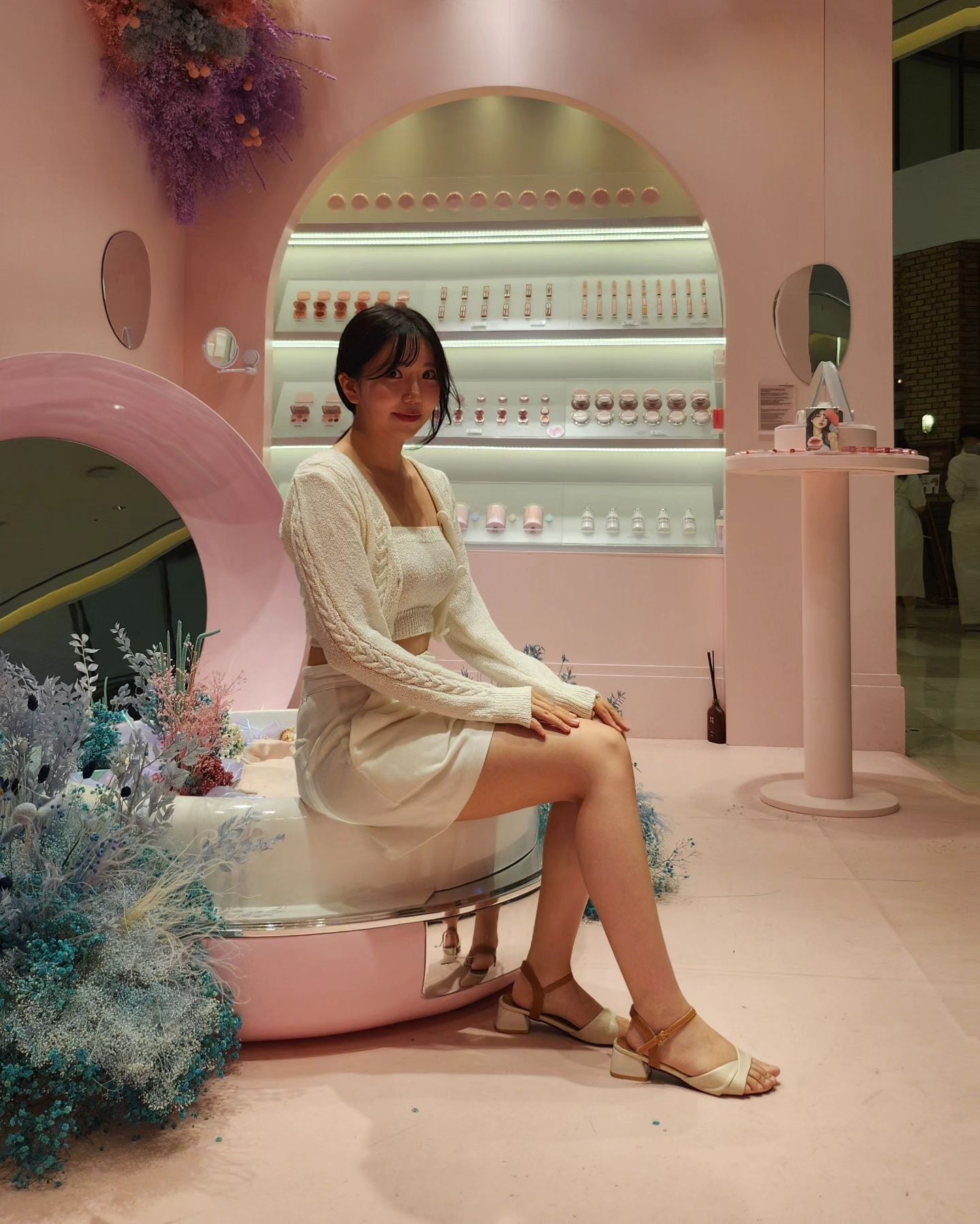 #광고 블레스문 팝업을 다녀왔어요 ˶ ̇ ̮ ̇˶blessedmoon_cosmetics
오랜만이에요 ... !! ｡° ૮₍°´ᯅ`°₎ა °｡ 그동안 바빴어요 ㅠ ㅠ 

팝업은 핑크가 가득해서 예뻤어요 🎀🎀 
저는 개인적으로 쿠션이 마음에 들었고 일러스트도 귀여웠어요 ..!

블레스문의 국내 첫 팝업이고
드라마 <눈물의 여왕> 조경 디자인을 담당한 플로리스트 박소희님과 몽환 감성 일러스트레이터 페가콘님이 함께 만든 팝업입니다

그리고 블레스문에서 7/6 솝팔레트를 온/오프라인 출시했습니다..!
컬러조합이랑 핑크색 케이스가 인상적이었어요 

5/11부터 8/31까지(10:30~22:00) 진행된다고 하니 궁금하신 분은 구경가보세요 ⸝⸝ ᷇࿀ ᷆⸝⸝

#블레스문 #블레스문x눈물의여왕 #잠실롯데월드몰 #블레스문팝업스토어 #팝업스토어 #잠실팝업 #잠실팝업스토어 #블레스문팝업 #눈물의여왕 #블레스문in잠실 #걸리세럼쿠션 #걸리쿠션 #BLESSEDMOON #Jamsil 
#Girlyserumcushion #popupstore #Seoul #lottetower #queenoftears