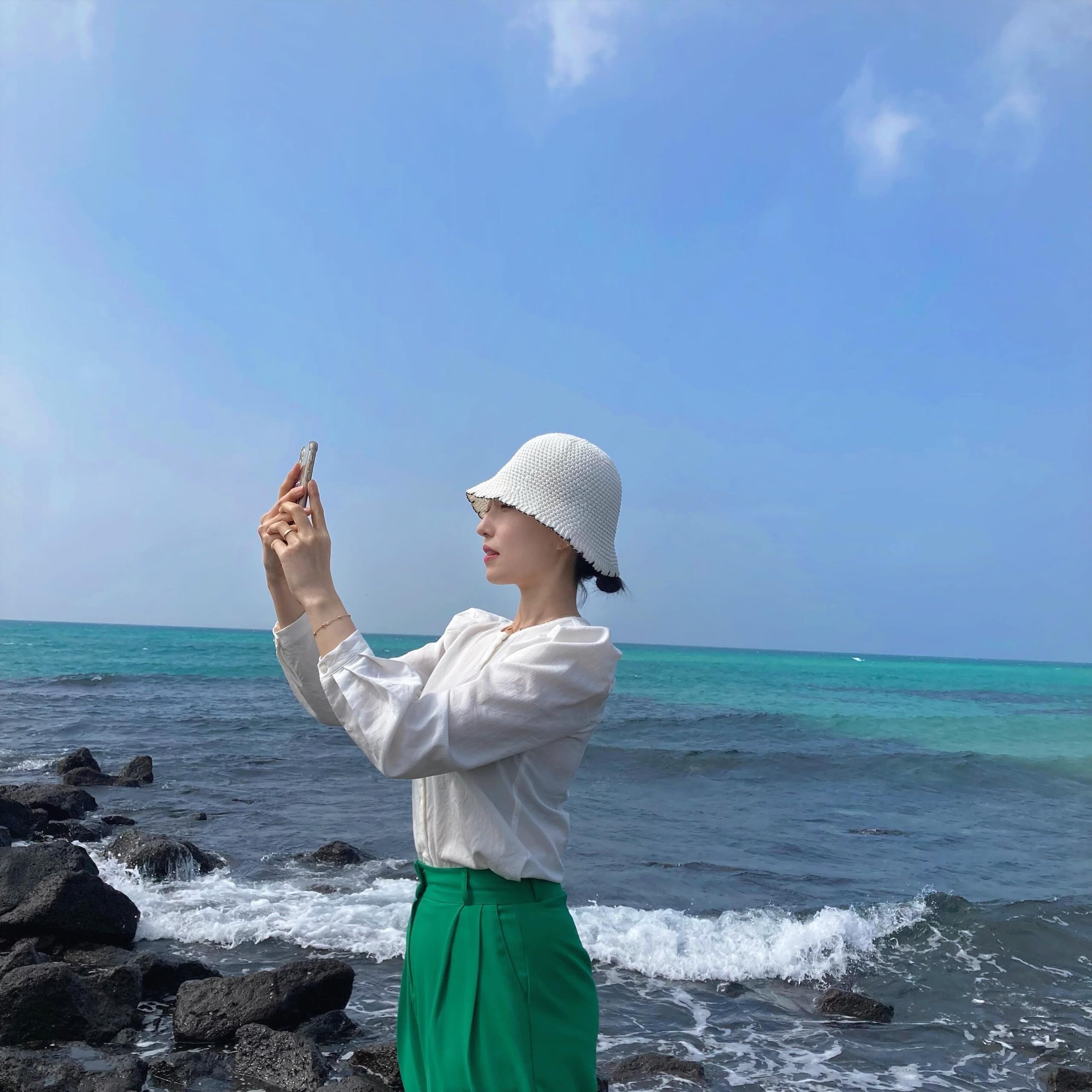 🤍💙💚
 
바람이 정말 많이 불어서 눈 뜨기도 힘들고
모래바람으로 뺨 맞기도 했지만
많이 웃고 그저 즐거웠던 제주 여행, ෆ
 
여행 오기 전, 추천 받은 몇몇 군데들도 다녀오고
예쁜 사진도 많이 남겨서 더 행복해 ₍♡•͈ᴗ•͈♡₎
 
다음에는 서귀포쪽도 여행코스 계획하고
우도 가서 전기스쿠터 또 타야지 !
 
#곽지해수욕장 #제주여행코스 #안녕제주