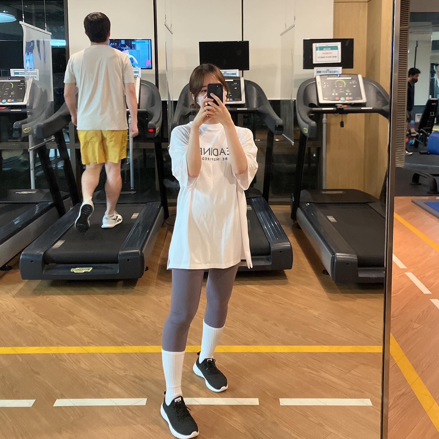 #협찬

제품명 : 베이직 오버핏 티셔츠(화이트)

간만에 오운완💪🏻

운동을 하면서 스테디니스 여성 운동복 상의를 입어보았는데
넉넉하면서 편한게 완전 딱이다🥰

🌿 일상복으로도 입을 수 있는 디자인
🌿 보들보들 소프트해 좋은 착용감
🌿 오버핏이라 통기성👍🏻 운동효율 👍🏻

158cm 기준 M사이즈를 입으니
미니원피스 정도의 기장이라
헬스할때 민망한 와이존과 엉덩이를 쏙 가려주어
정말 편하게 운동을 할 수 있었어요!

개인적으로 블랙 컬러도 주문할 예정😉❤
.
.
.
.
.
#오운완 #스테디니스 #스테디니스오버핏 #여자운동복 #여성운동복 #여자운동복코디 #여자운동복상의 #운동복상의 #헬스복추천 #운동하는직장인💪🏻 #운동스타그램💦 #헬스스타그램💪