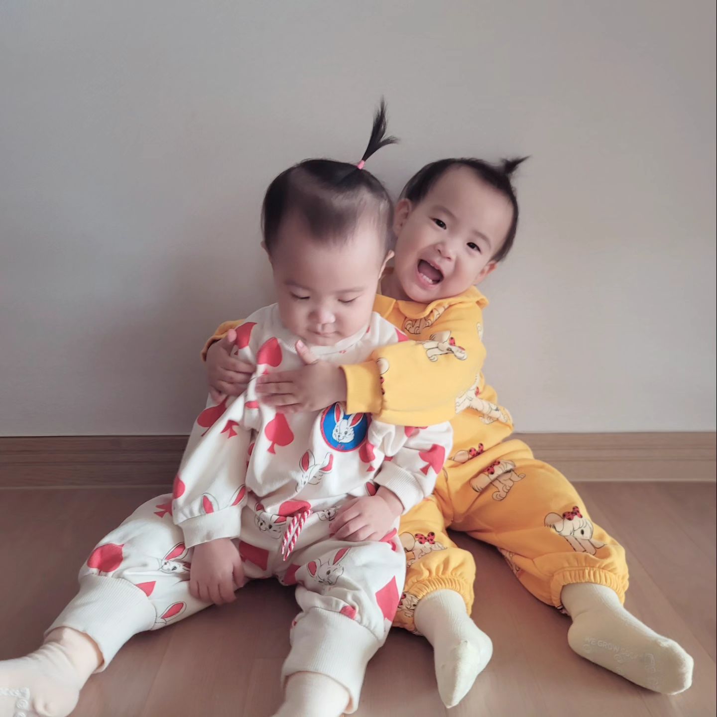 엄마가 편한옷 헐렁한옷 좋아하다보니까
울 아둥이도 항상 편한옷만🤭

#18개월아기#딸둥이
#등원룩#등원룩코디
#쌍둥이모델#아기모델