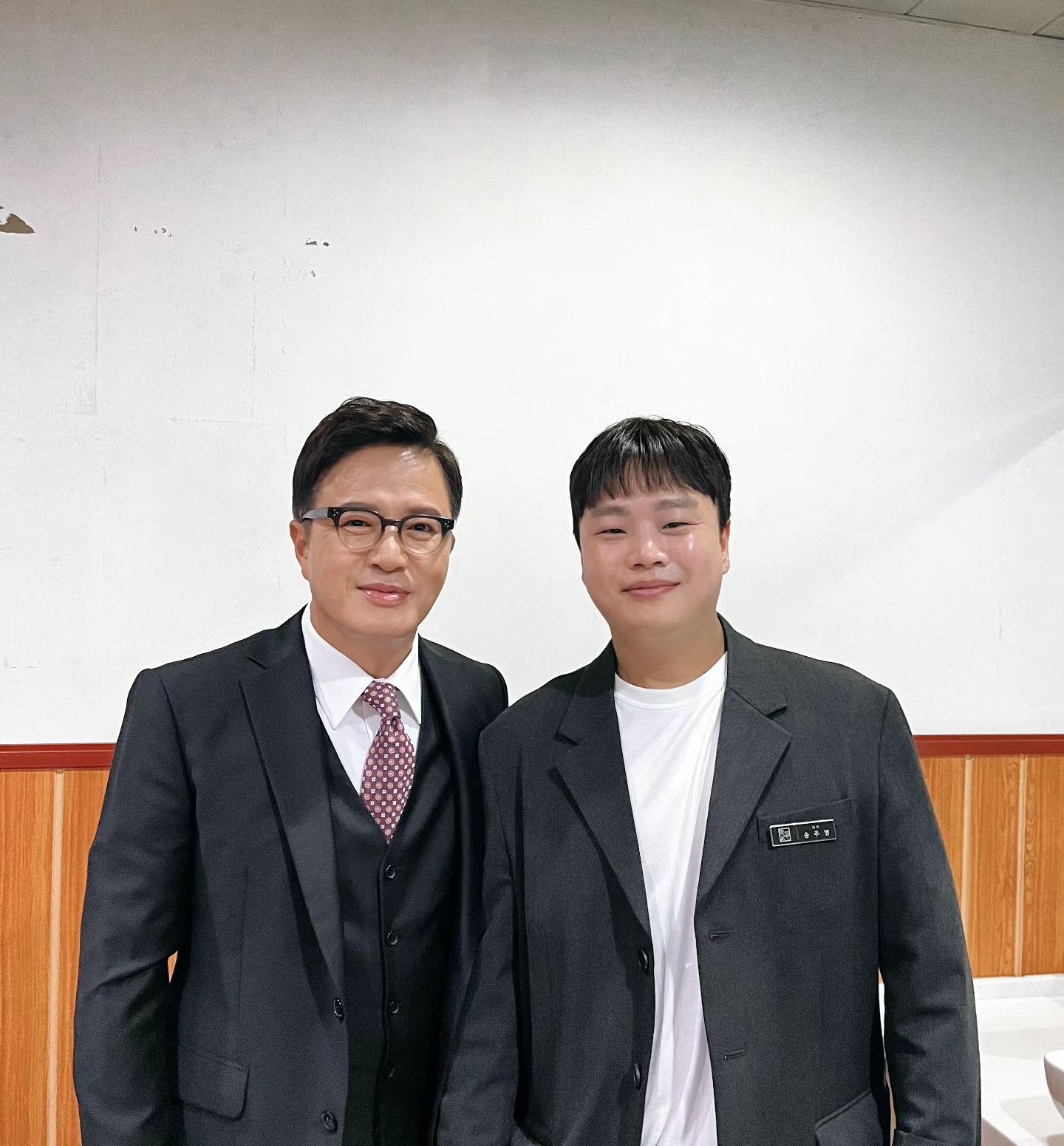 전국 Top10 가요쇼  mc 조영구 님 
다음번에는 미용가로 오셔서 스타일링 받으시기로했다. 100평 미용실에 vip룸을 만들어놓길 잘했다. 
우리 미용가에 많은 연예인들이 와서 다양한 스타일을 받고 가셔서 성방하길 바랍니다.

#전국탑10가요쇼 #조영구 #미용가 동남지구미용실 #청주시내미용실 #미용가 #금천동미용실 #청주머리잘하는곳