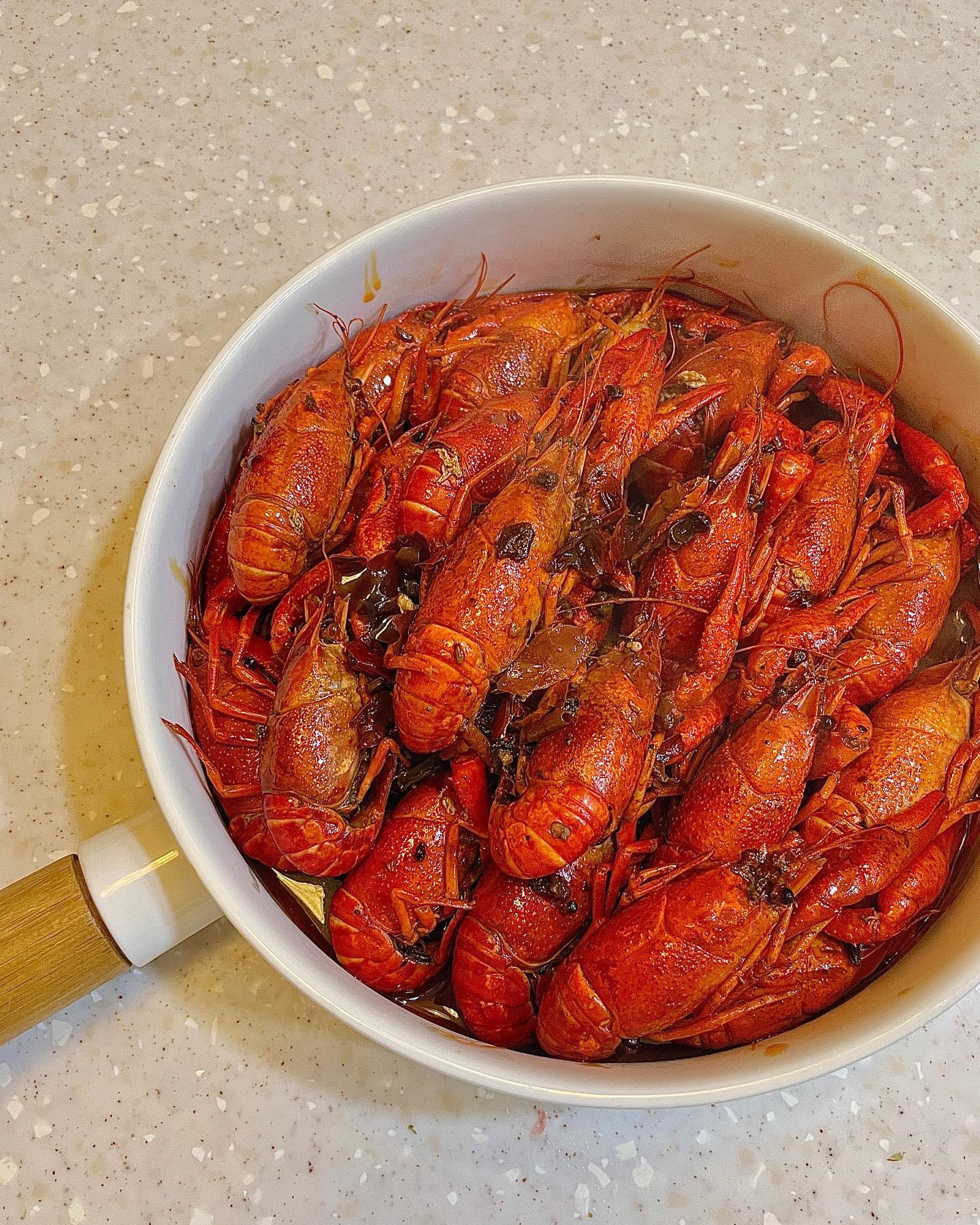 #협찬#제품제공

천층병에서 제공받은 마라쇼룽샤 밀키트🦞
저랑 남편이랑 진짜 좋아해서 한때 민물가재를 사가지고 열심히 만들어 먹었었는데요,,,,🤭
밀키트는 데우면 끝이니 10분 이내로 완성돼서 넘 간단하고 좋더라구요*_*
그리고 진짜 먹어본 마라소스중에 손에 꼽힐정도로 맛있어요🥹
남은 소스에는 야채나 면종류 볶아먹으면 돼요:)
저는 마라짜파게티 해먹었는데 사진은 못남겼지만 진짜 취저...💜
이제 마라룽샤 땡기면 요기서 먹어야겠네요🫶🏻

▶️스마트스토어 https://naver.me/GWJVapPm

#중국식마라룽샤#마라쇼룽샤#밥반찬#마라맛가재#마라룽샤#천층병