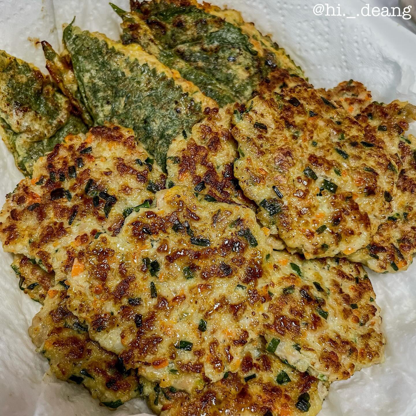 ॱଳ͘ 
이번 설에 내가 좋아하는 전을 못 먹었다,,,
그래서 집에서 동그랑땡이랑 깻잎전해서 먹어찌

#설날음식 #동그랑땡 #깻잎전