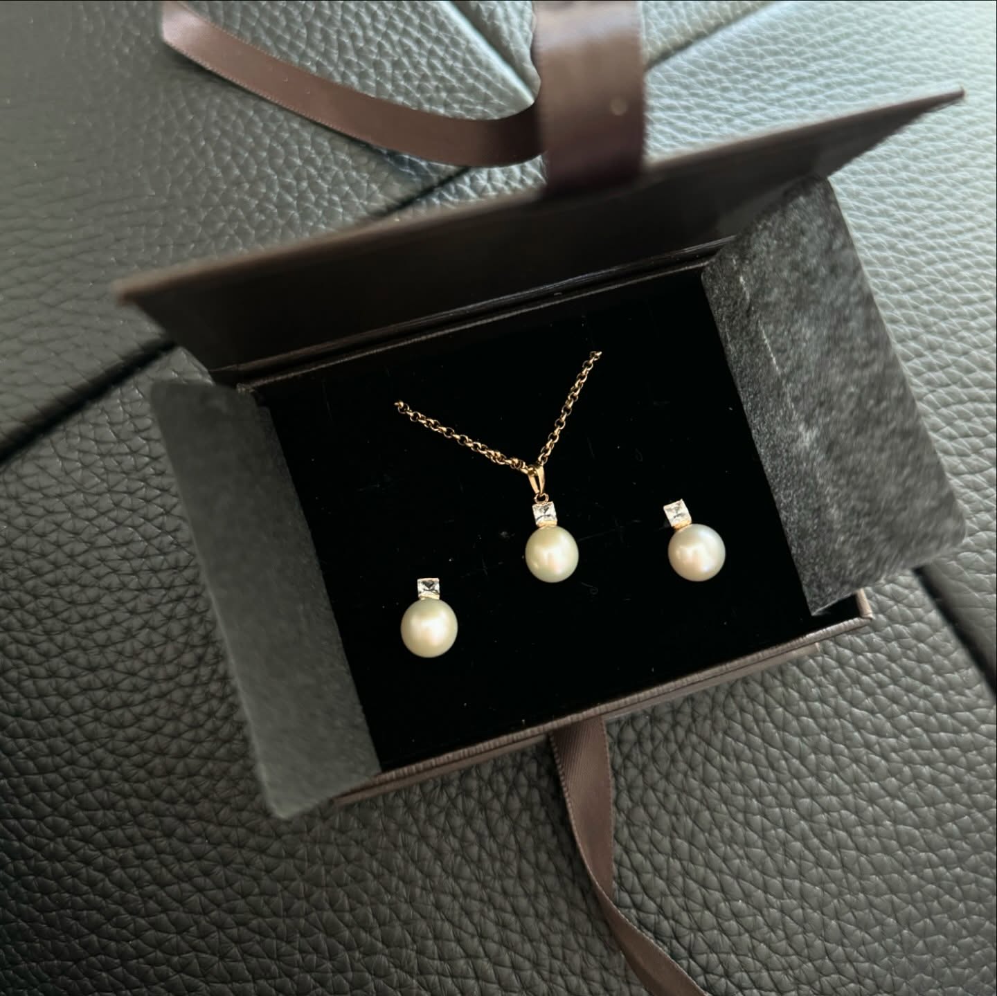#오르퀸 or.queen_jewelry  남편 찬스로 내가 골랐지만 오르퀸하길 넘나 잘한거 ㅎㅎ✨✨💕💕 담수진주에 14k이고 진주 크기 7.5m인데 이 가격도 말도 안됨.. 내돈내산이지만 홍보하고 싶다 .. 영롱하고 실물이 더 예쁨@😘😘😘