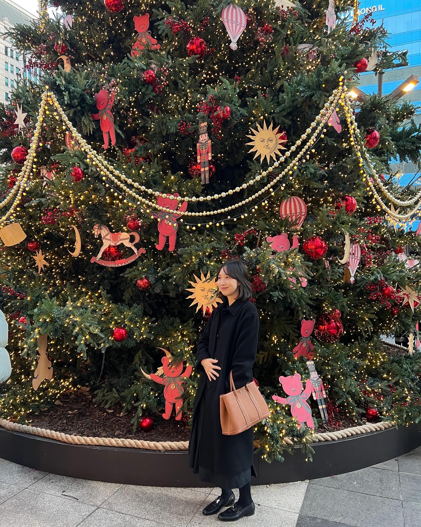 🤰🏽🎄✨❤️💚🌹
임모 삼춘들 안농 나는 청룡띠 까꿍홍이다!
내가 요새 우리어머니 고생시키는 장본인이지!
태어나서 효도하께오 우리 곧 만나오👼🏻

우리 까꿍홍은 태어나기 전부터 불리는 애칭이 참 많다
사촌언니는 엄씨와 홍씨의 길을 밝혀주는 아가라며 엄홍길이라 부르고, 엄마는 태명은 쎄야한다며 깡패인지 깡다구인지에서 따와 깡이라 부르고, 오빠는 똘이(조카 가온이 태명) 동생이니 똘삼이라 부른다 ㅎㅎ
나도 원랜 홍익인간의 이념을 갖고 살았음해서 홍익이로 부르려 했따가 동민이한테 디지게 혼나따ㅠ 홍익이야~ 넝~담ㅎ

입덧 토덧 먹덧 체덧 환도선다 세상유난 다 떨며 고생중이지만
이 모든 증상은 까꿍홍이 건강하단 증거니까 아무렴 좋다
남은 시간 잘 품고 있을게 건강하게만 태어나줘💘

앗 동민이가 임신선물도 사줘찌뭐얌🫢👜🧡
아주 이산타 못지않게.. #홍산타 #로맨틱 #성공적 이야
동민이는 맨날 최고야! 출산선물도 기대할게😘 알ㄹ ㅏ뷰~
