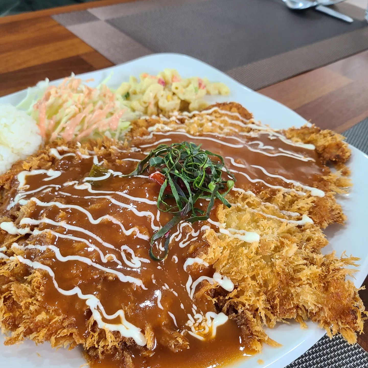 #점심수제돈까스 
양많고 맛있는 #수제왕돈까스🍛 소문 듣고 방문

오픈한지 얼마 안되어 집기도, 실내도 깔끔
#수제왕돈까스
#바질연어크림파스타
#베이컨새우볶음밥🍤 

예전 경양식집처럼 앉자마자 주는
#수프한그릇 부터 맛이 남다름

요청하면 소스도 넉넉하게 주시고
친절하셔서 종종 찾게 될 듯